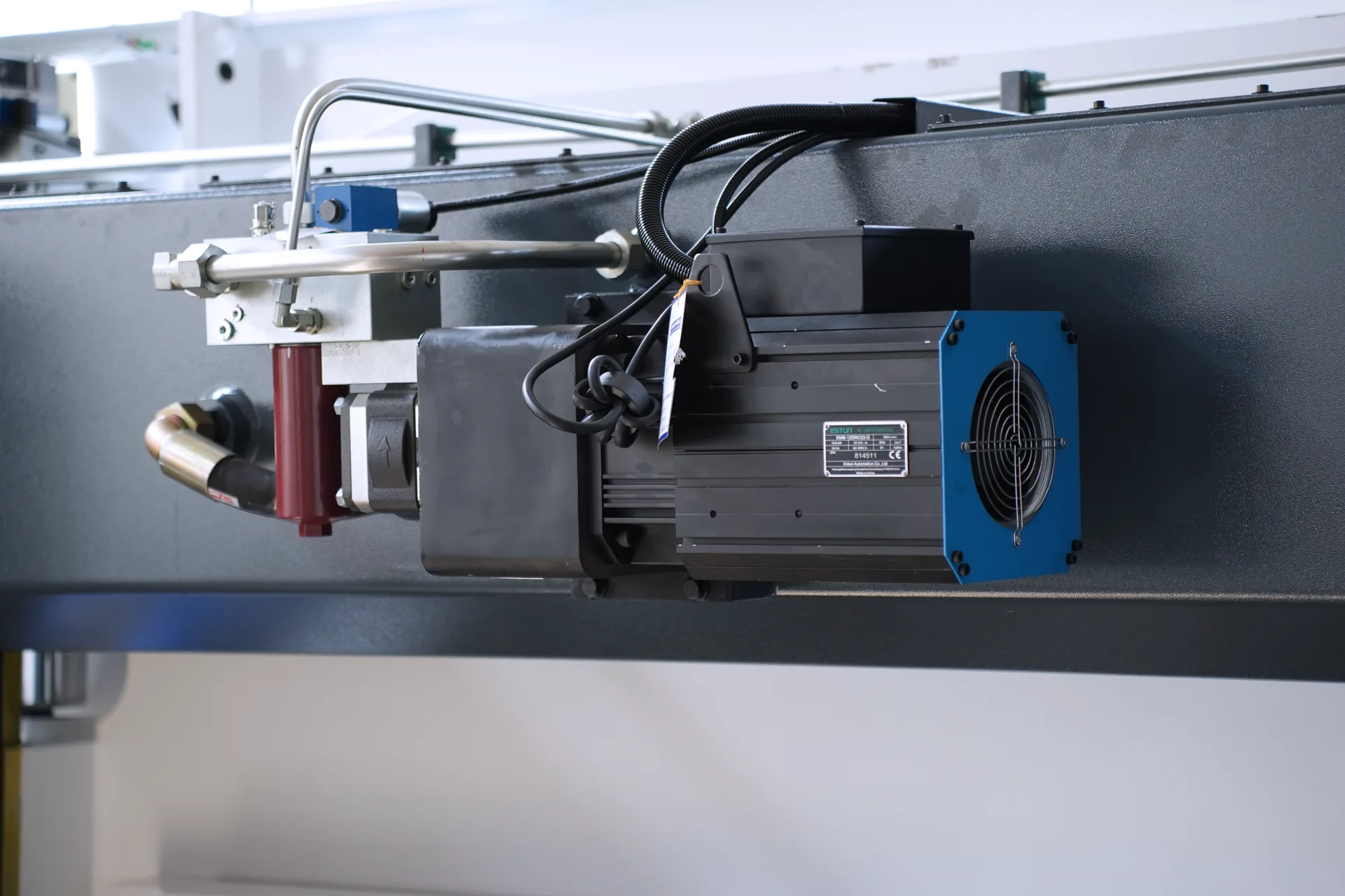 Sheet metal automated bending machine, PBS-135T3200 DA58Tx 4+1 axis sheet bender - Pictures 14 Sheet metal automated bending machine, PBS-135T3200 DA58Tx 4+1 axis sheet bender - estun servo main motor