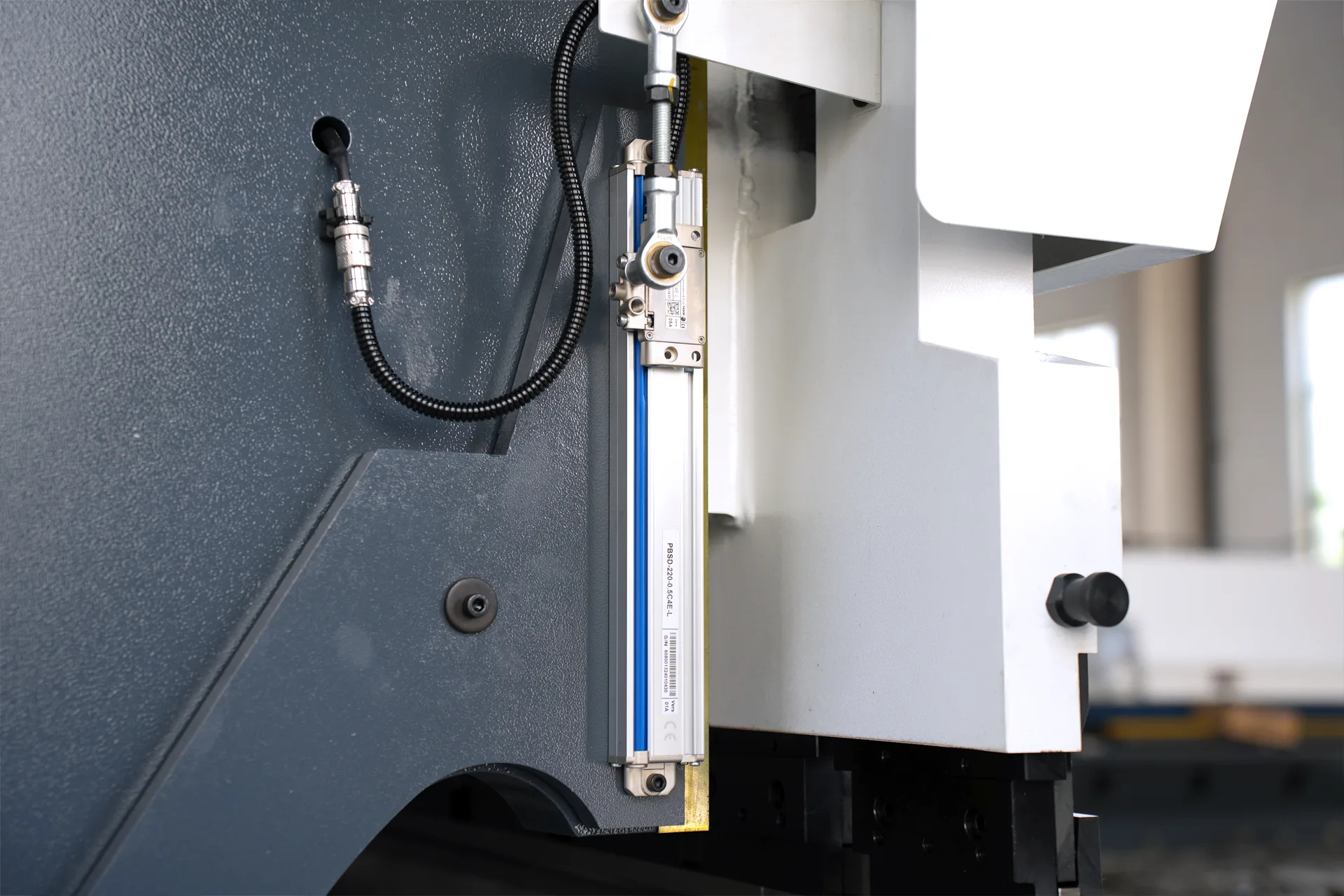 2XMB8-210T3200 With DA58T 3+1 Axis Tandem CNC Press Brake - Pictures 12 Fagor Grating Ruler