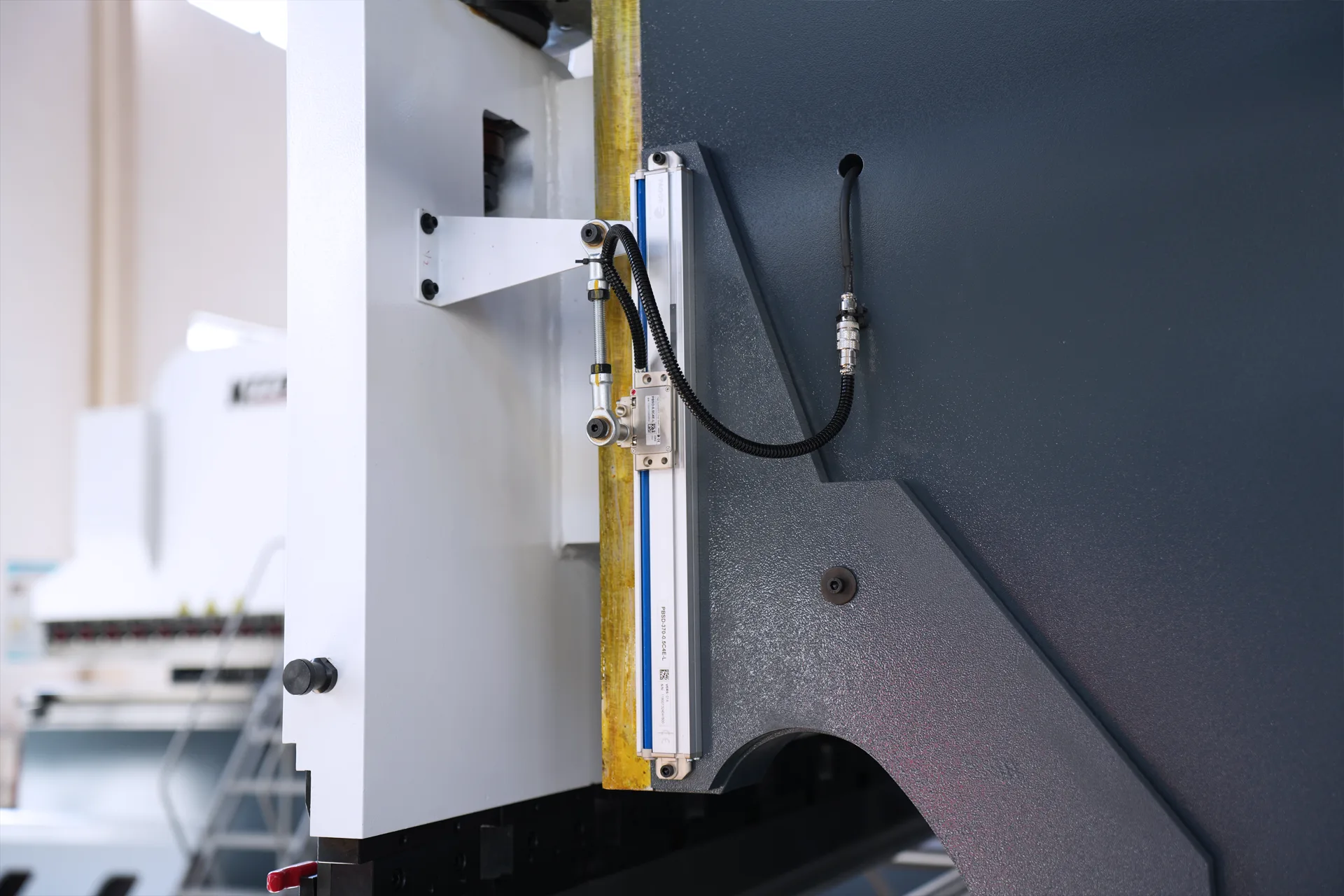 CNC Press Brake Machine MB8-320T3200 3+1 Axis With DELEM DA53T controller - Pictures 12 CNC Press Brake Machine MB8-320T3200 3+1 Axis With DELEM DA53T controller - fagor grating ruler