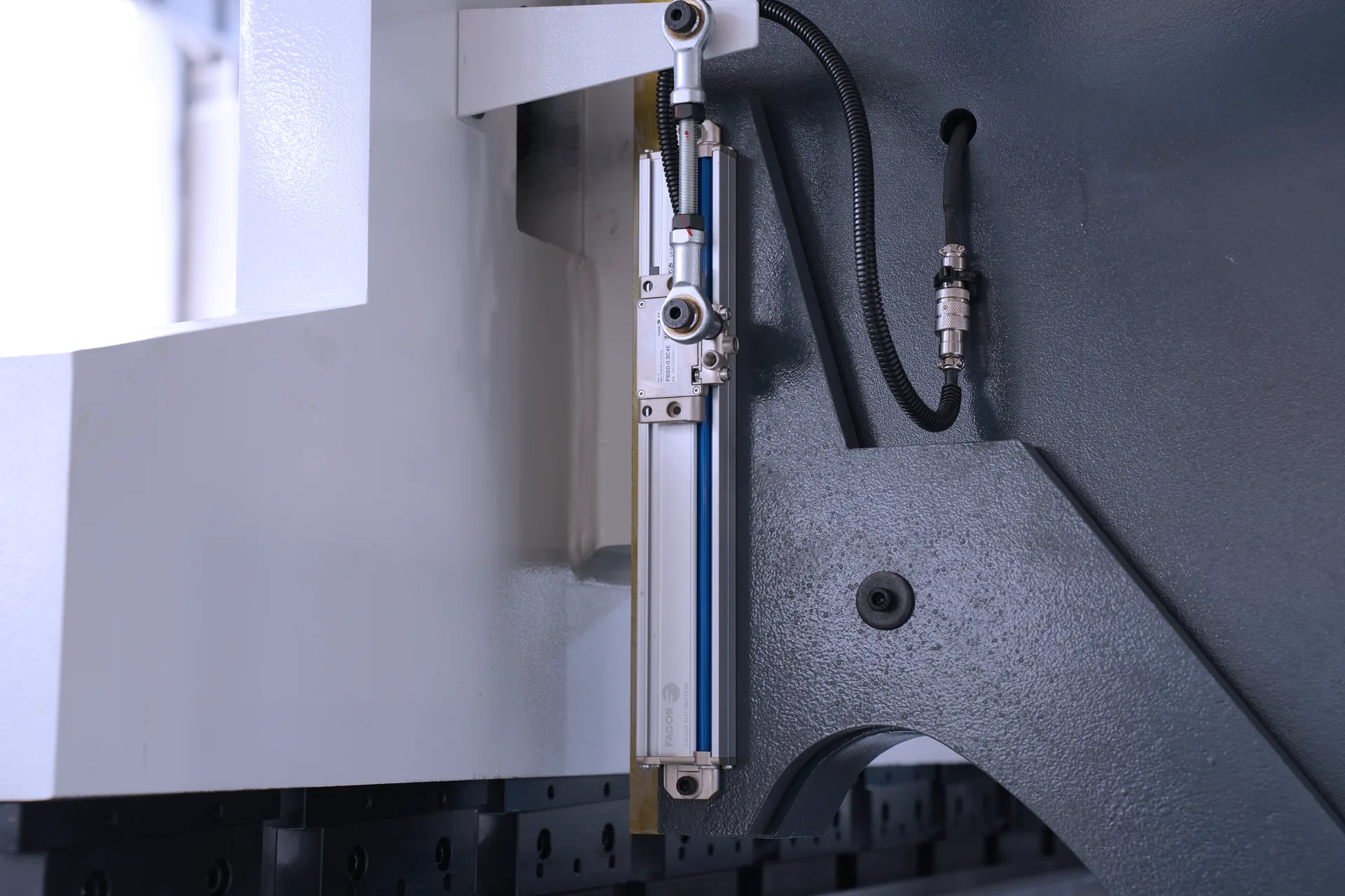 Press Brake Bending Machine MB8-210T6000 3+1 Axis With DELEM DA53T controller - Pictures 12 Fagor Grating Ruler