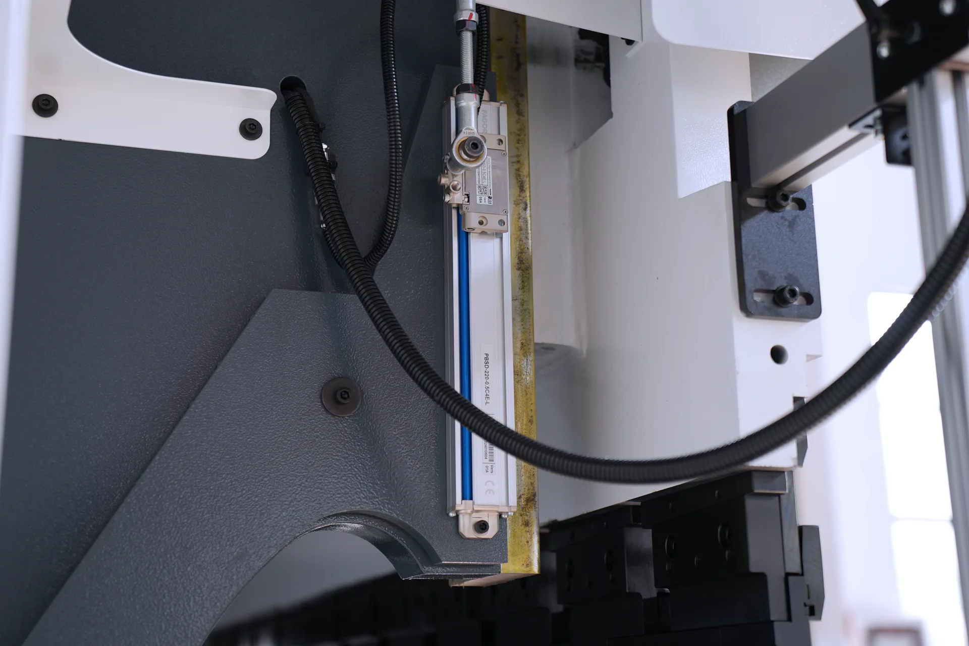 Hydraulic Sheet Metal Press Brakes For Sale, MB8-175T3200 DA58Tx 4+1 axis Press Brakes - Pictures 12 Hydraulic Sheet Metal Press Brakes For Sale, MB8-175T3200 DA58Tx 4+1 axis Press Brakes - fagor grating ruler