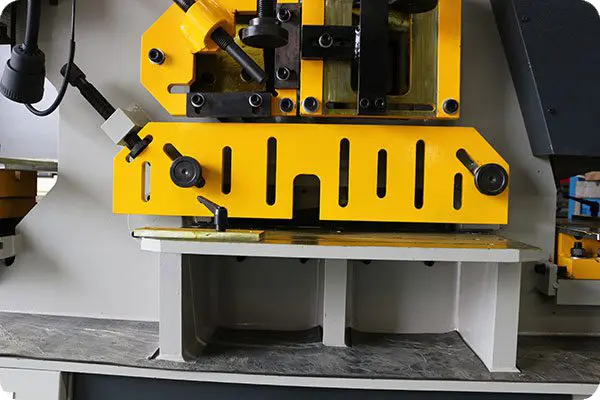 Flat bars shearing station Flat bars shearing station