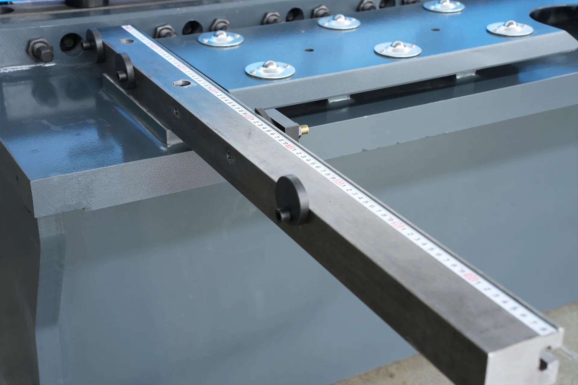 QC12K-6X3200 With ESTUN E21S Hydraulic Shearing Machine - Pictures 17 Front Material Support