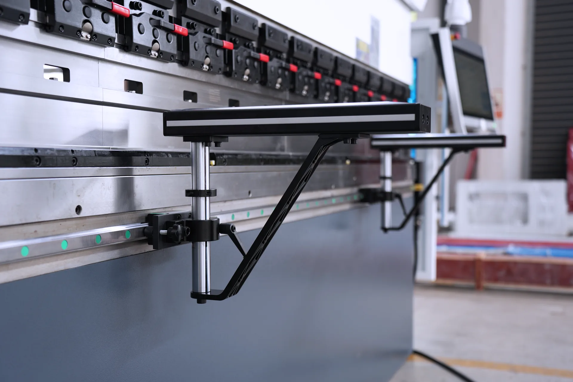 DELEM DA66S CNC Press Brake for Sale, PBS-110T3200 DA66S 8+1 Axis - Pictures 22 DELEM DA66S CNC Press Brake for Sale, PBS-110T3200 DA66S 8+1 Axis - front material support 1