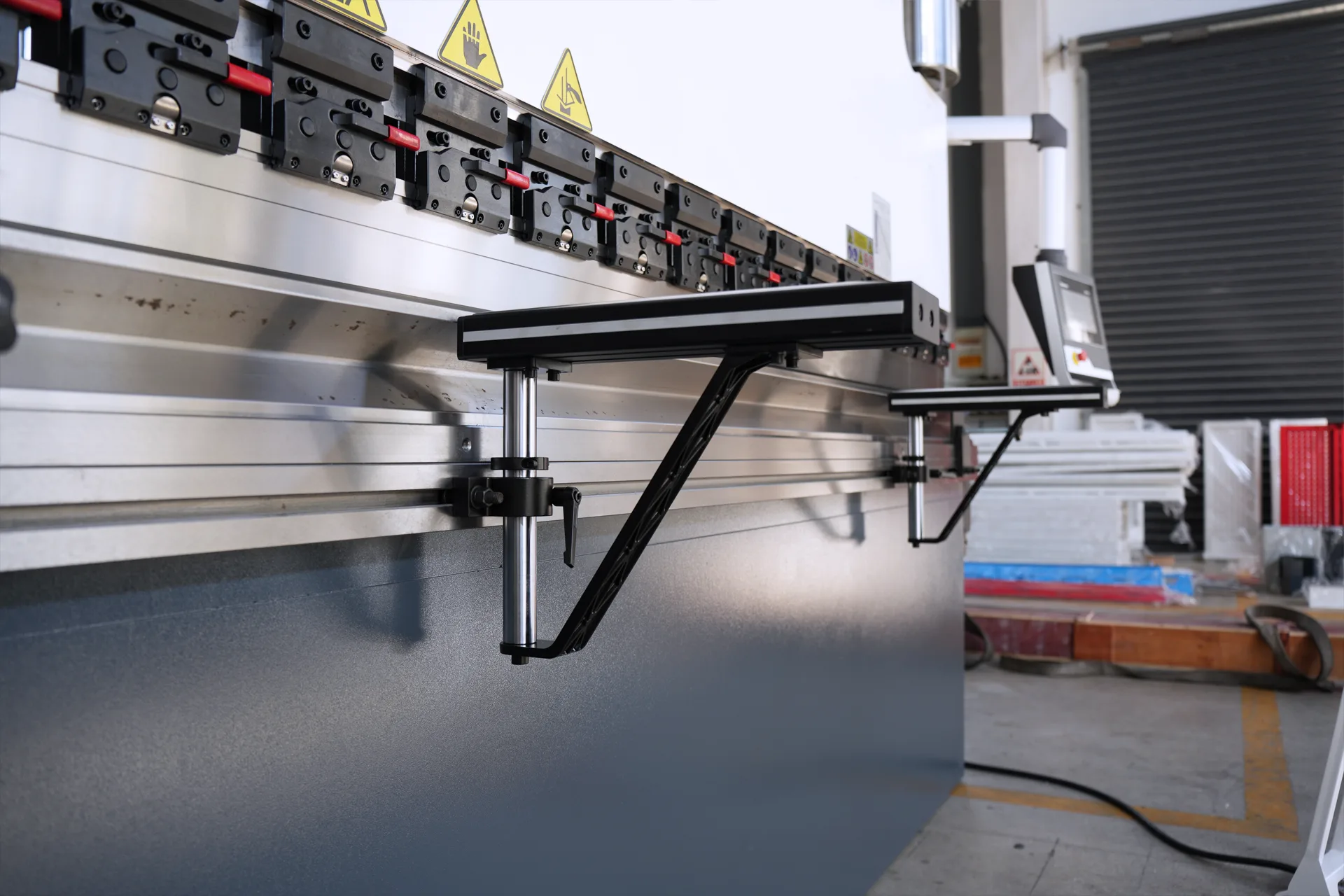 CNC Press Brake Machine MB8-320T3200 3+1 Axis With DELEM DA53T controller - Pictures 20 CNC Press Brake Machine MB8-320T3200 3+1 Axis With DELEM DA53T controller - front material support
