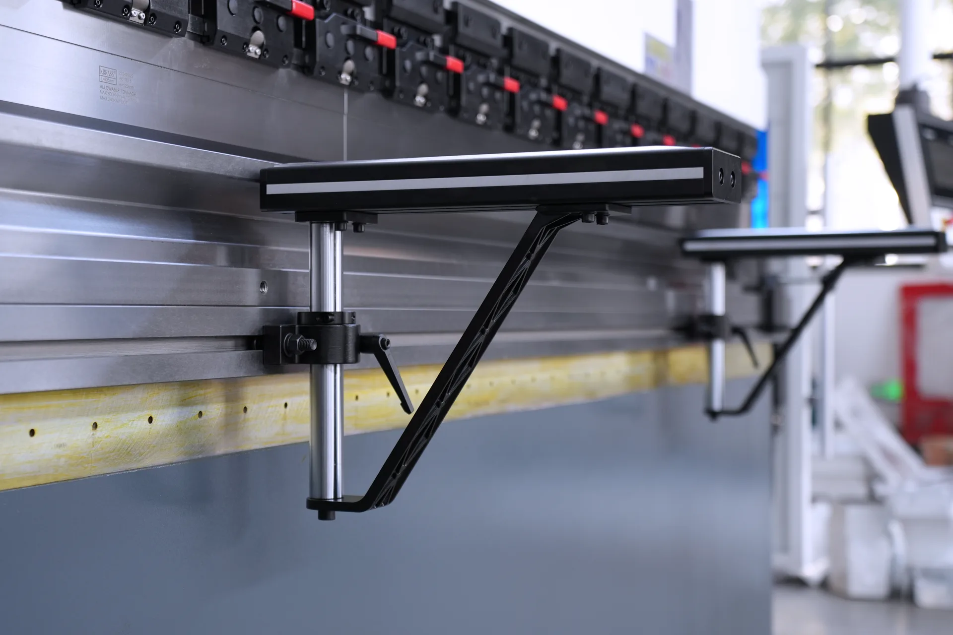 MB8-250T3200 4+1 Axis Sheet Metal Bending Machine, 10ft Steel Bending Machine Price - Pictures 23 MB8-250T3200 4+1 Axis Sheet Metal Bending Machine, 10ft Steel Bending Machine Price - front material support 2