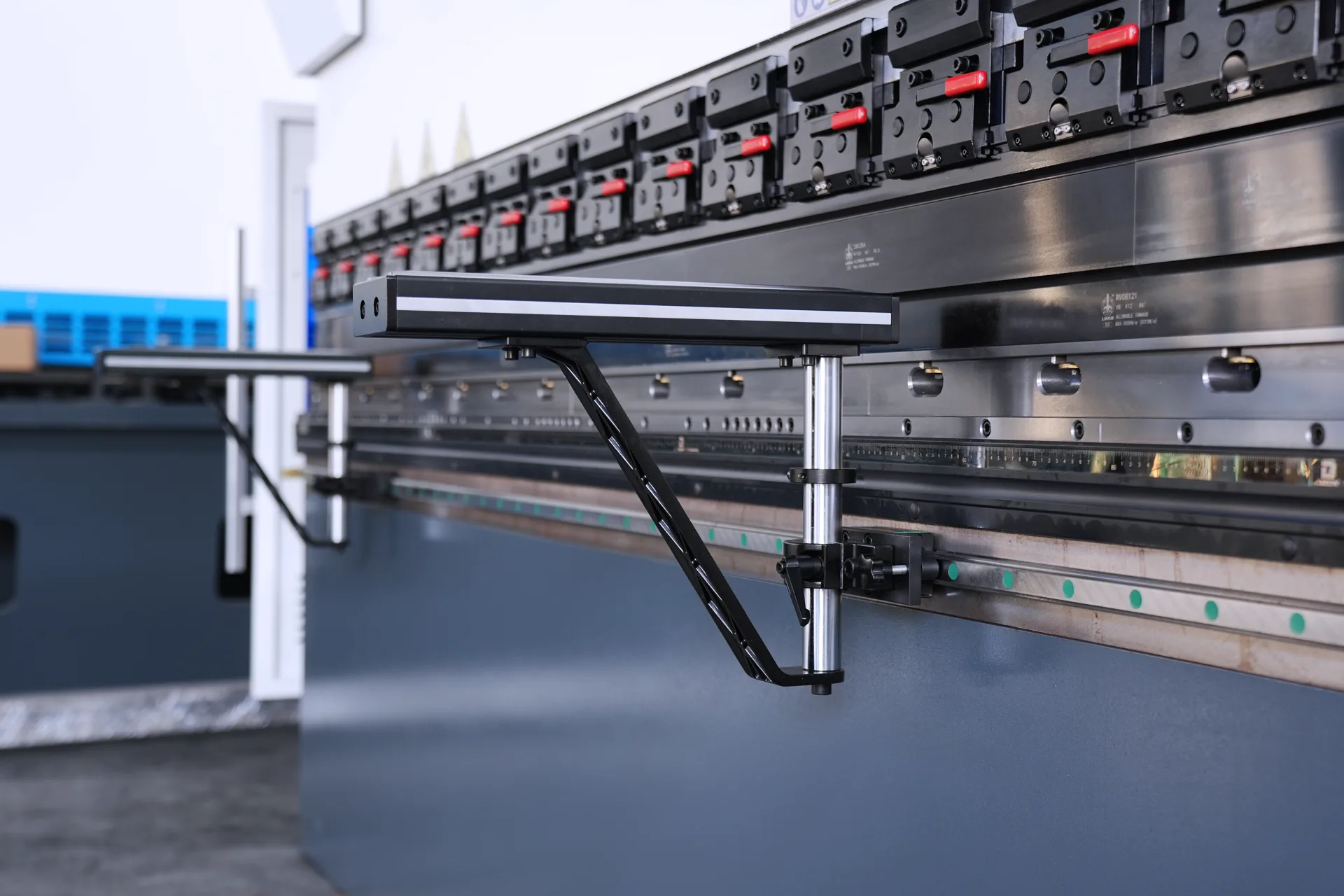 Bending Machine Manufacturer Direct Purchase, MB8-110T3200 DA53Tx 4+1 axis Bending Machine for Sale - Pictures 23 Bending Machine Manufacturer Direct Purchase, MB8-110T3200 DA53Tx 4+1 axis Bending Machine for Sale - front material support 1