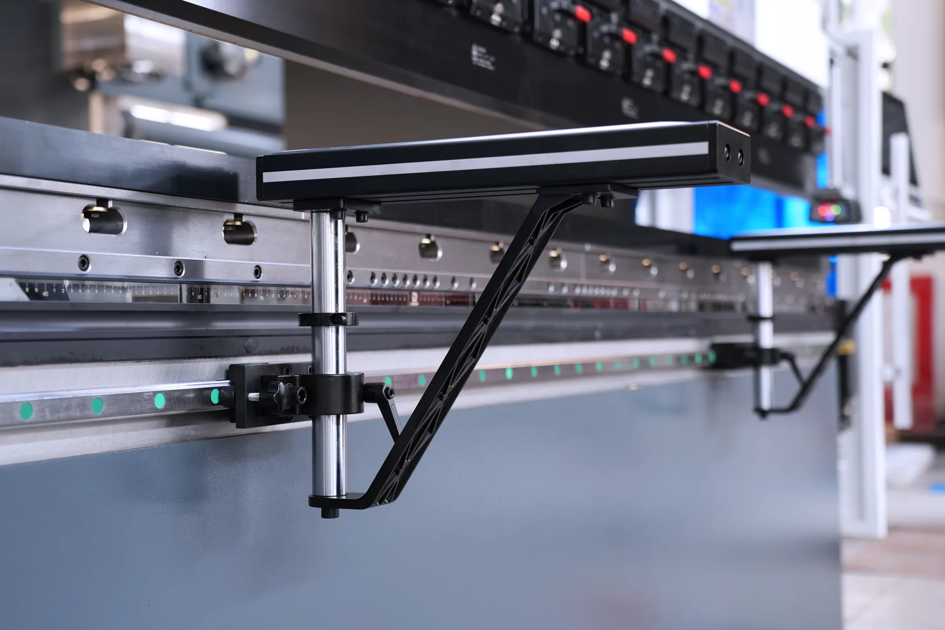 Hydraulic Sheet Metal Press Brakes For Sale, MB8-175T3200 DA58Tx 4+1 axis Press Brakes - Pictures 24 Hydraulic Sheet Metal Press Brakes For Sale, MB8-175T3200 DA58Tx 4+1 axis Press Brakes - front material support