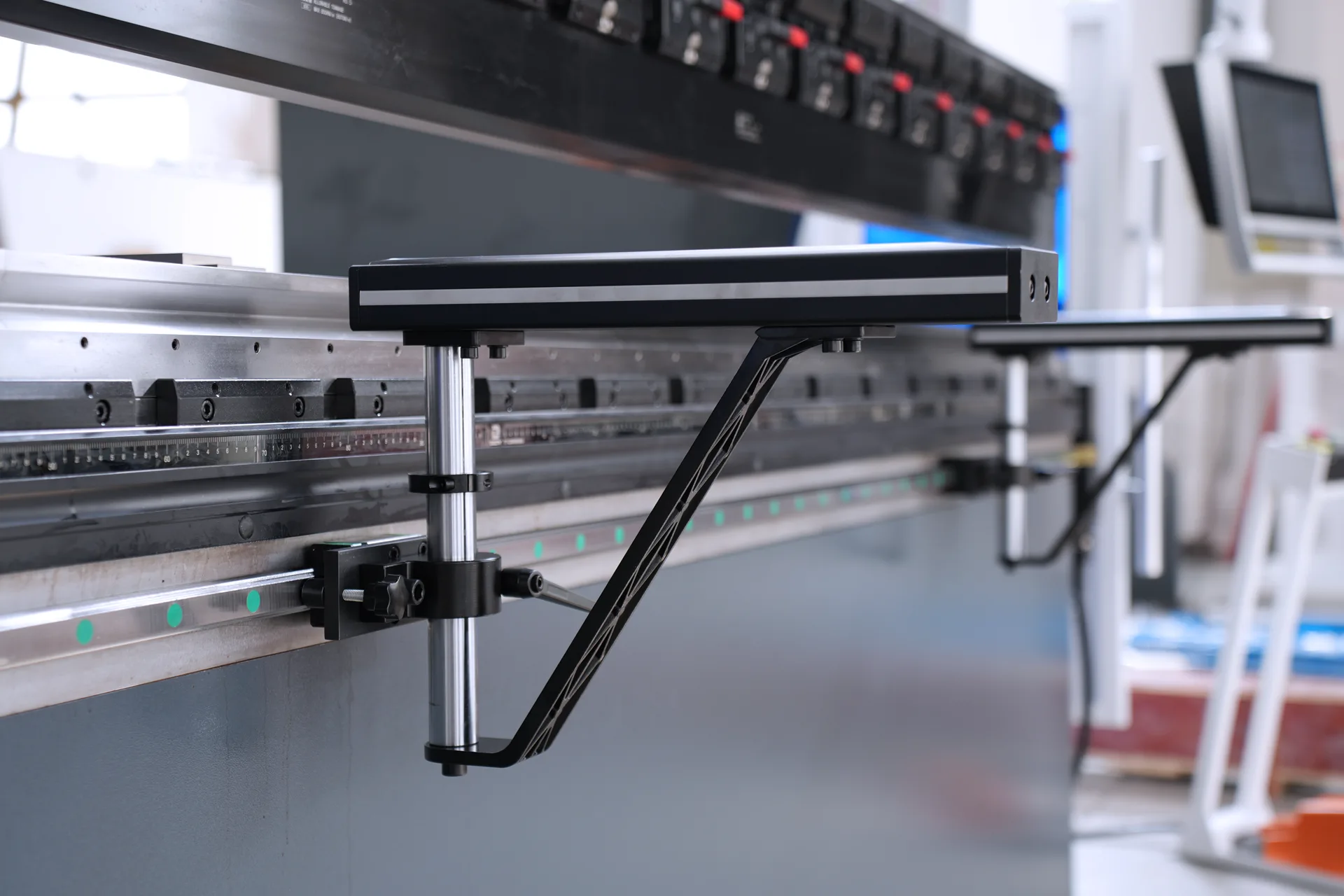 Sheet metal automated bending machine, PBS-135T3200 DA58Tx 4+1 axis sheet bender - Pictures 23 Sheet metal automated bending machine, PBS-135T3200 DA58Tx 4+1 axis sheet bender - front material support