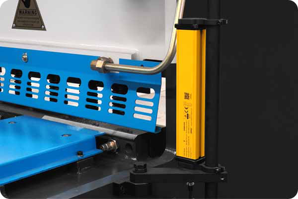 Swing Beam Hydraulic Shearing Machine - Pictures 7 Swing Beam Hydraulic Shearing Machine - front photoelectric protection
