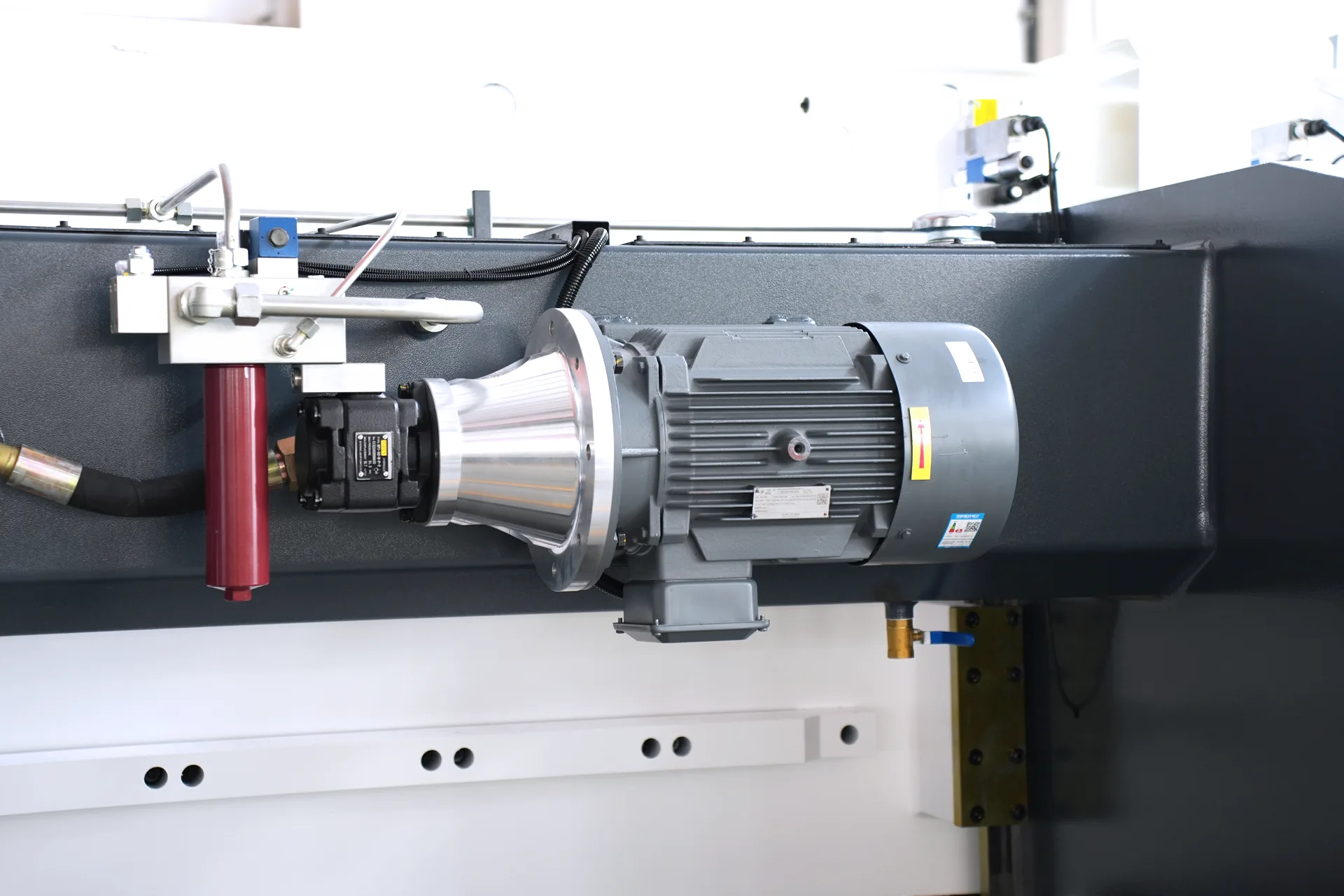 2XMB8-210T3200 With DA58T 3+1 Axis Tandem CNC Press Brake - Pictures 14 German Siemens Main Motor