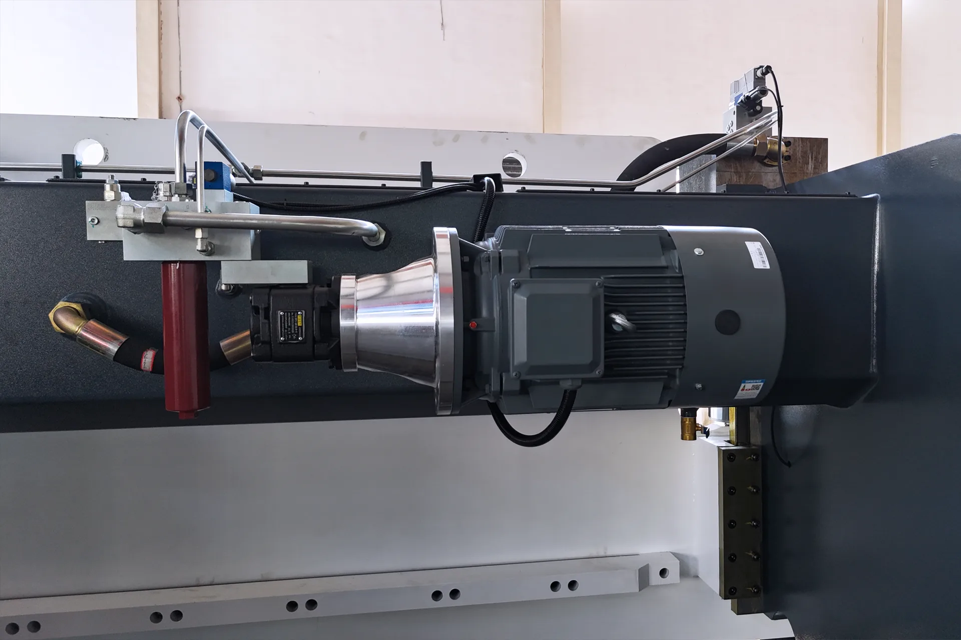 CNC Press Brake Machine MB8-320T3200 3+1 Axis With DELEM DA53T controller - Pictures 15 CNC Press Brake Machine MB8-320T3200 3+1 Axis With DELEM DA53T controller - german siemens main motor