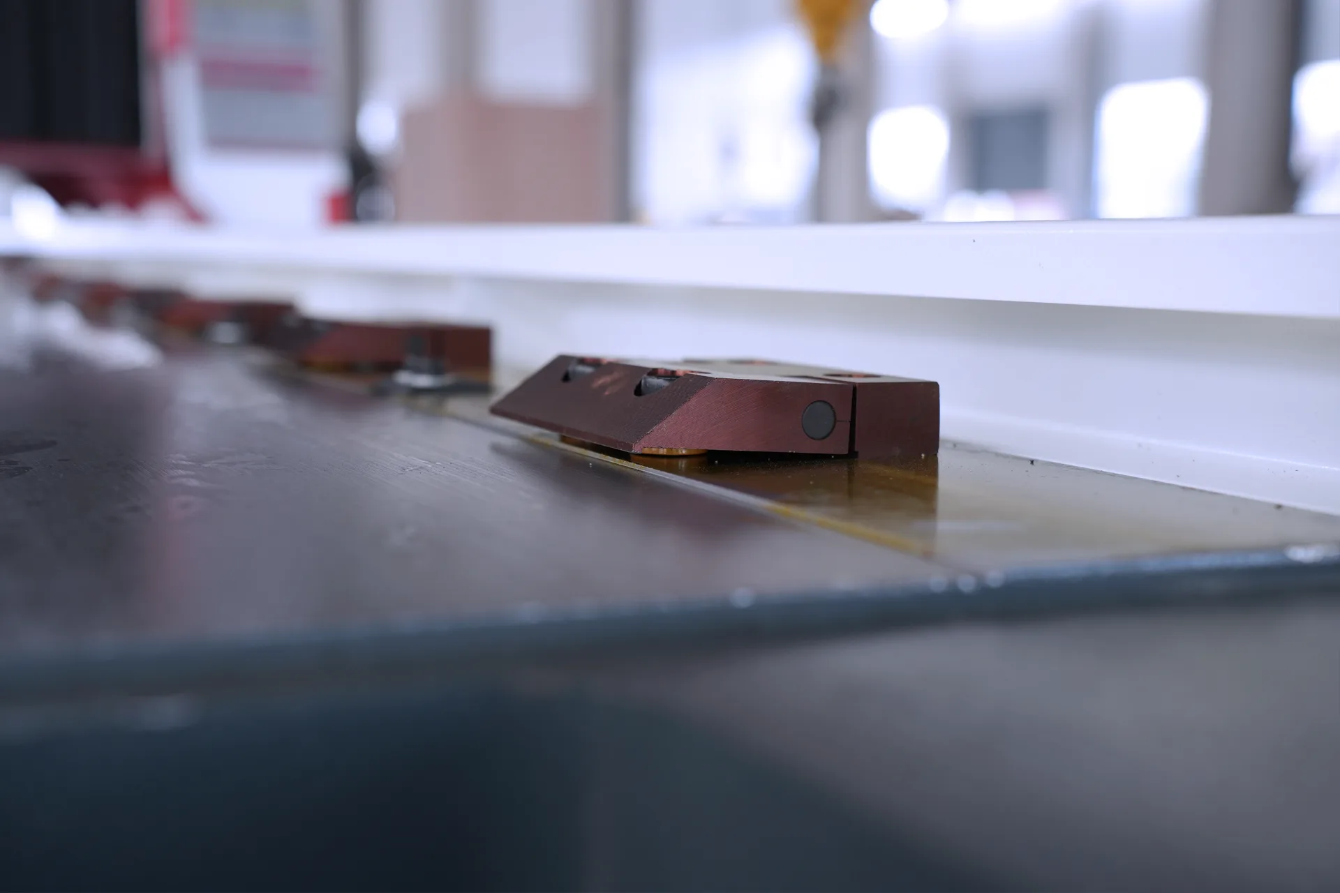 V Grooving Machine for Sheet Metal, Horizontal V Grooving Machine, RAS-1250X3200 - Pictures 13 High-precision Fixed Clamps