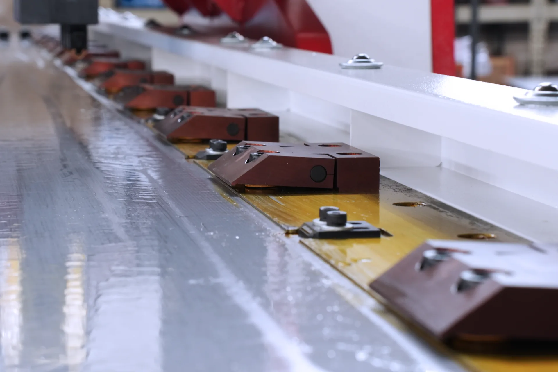 V Grooving Sheet Metal, Horizontal V Grooving Machine, RAS-1500X4000 - Pictures 13 High-precision Fixed Clamps