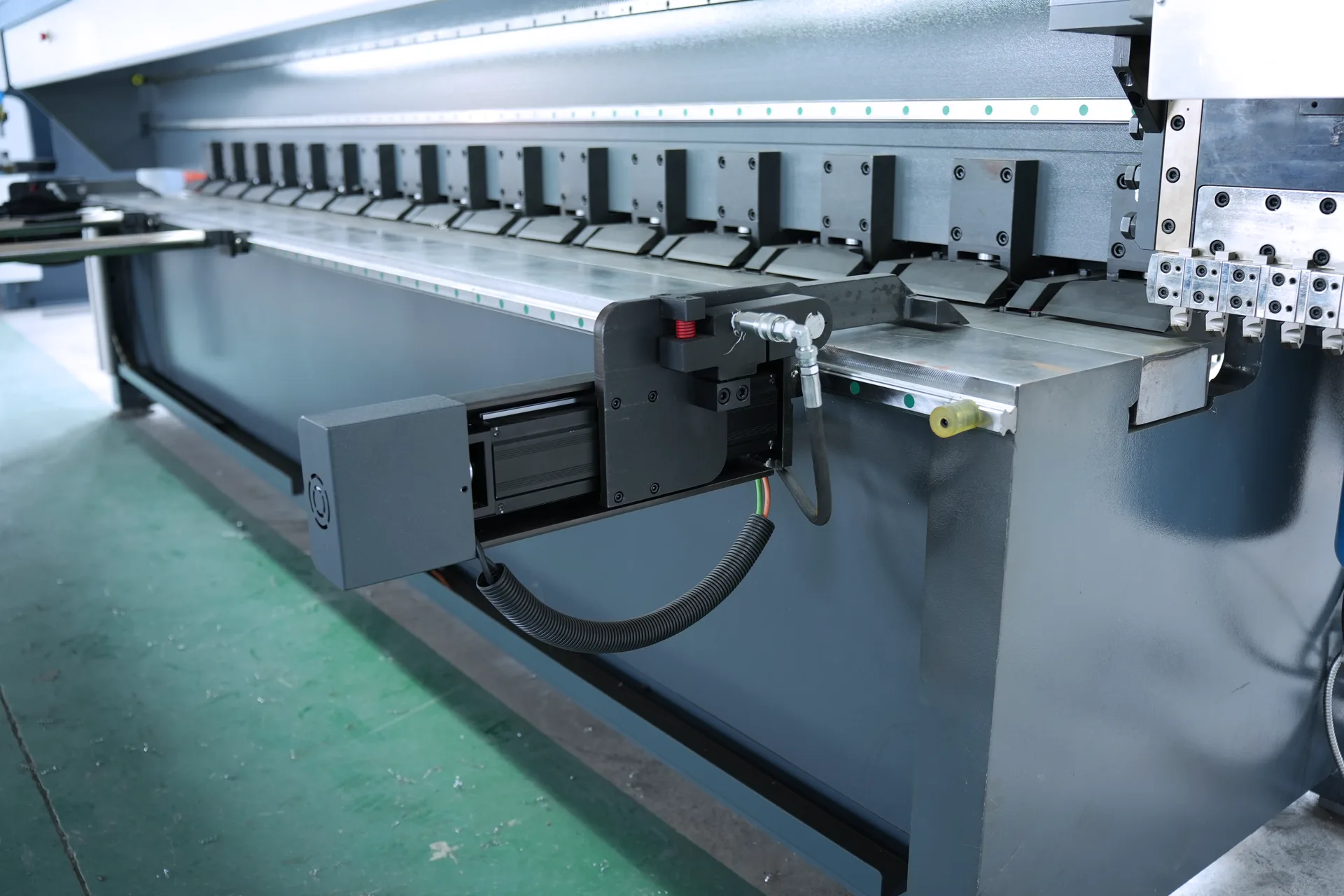 7-Axis Vertical V Grooving Machine with Double Rails HRK-1500X4200 - Pictures 13 7-Axis Vertical V Grooving Machine with Double Rails HRK-1500X4200 - high precision front clamps
