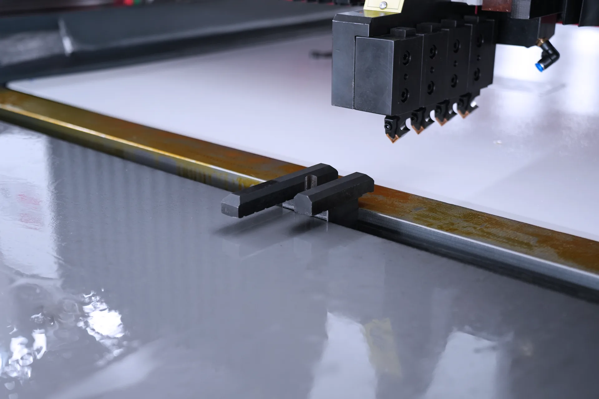 V Grooving Machine for Sheet Metal, Horizontal V Grooving Machine, RAS-1250X3200 - Pictures 12 High-precision Movable Clamp