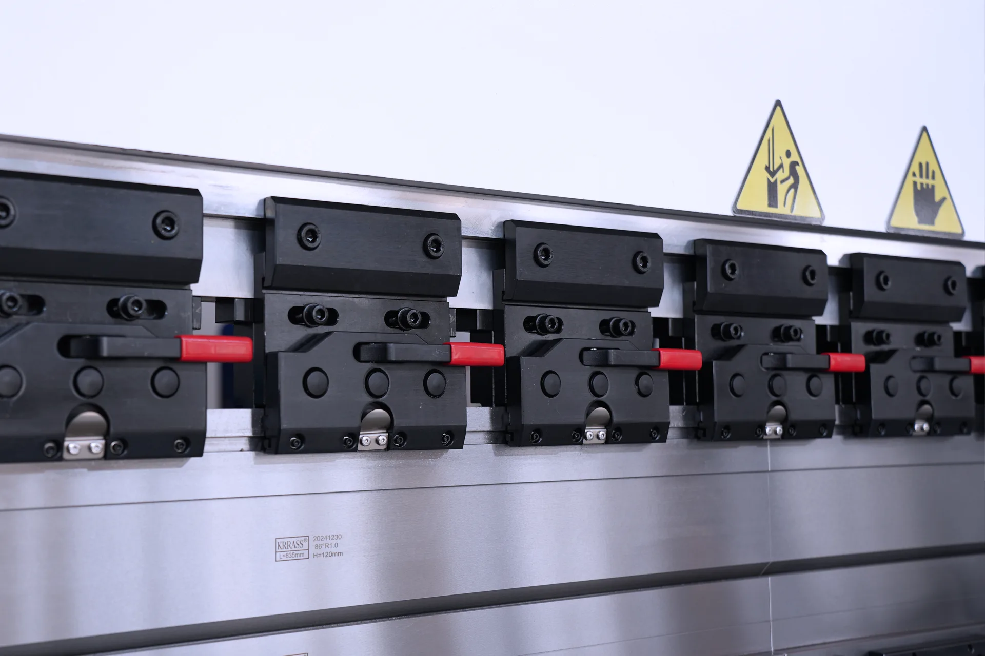 Press Brake Bending Machine MB8-210T6000 3+1 Axis With DELEM DA53T controller - Pictures 19 High-precision Quick Mold Change Device