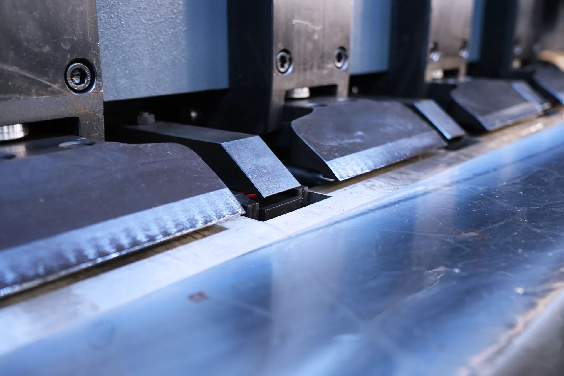 V Groover For Sale, Vertical V Grooving Machine HRK-1250X3200 - Pictures 15 High-precision Rear Clamp