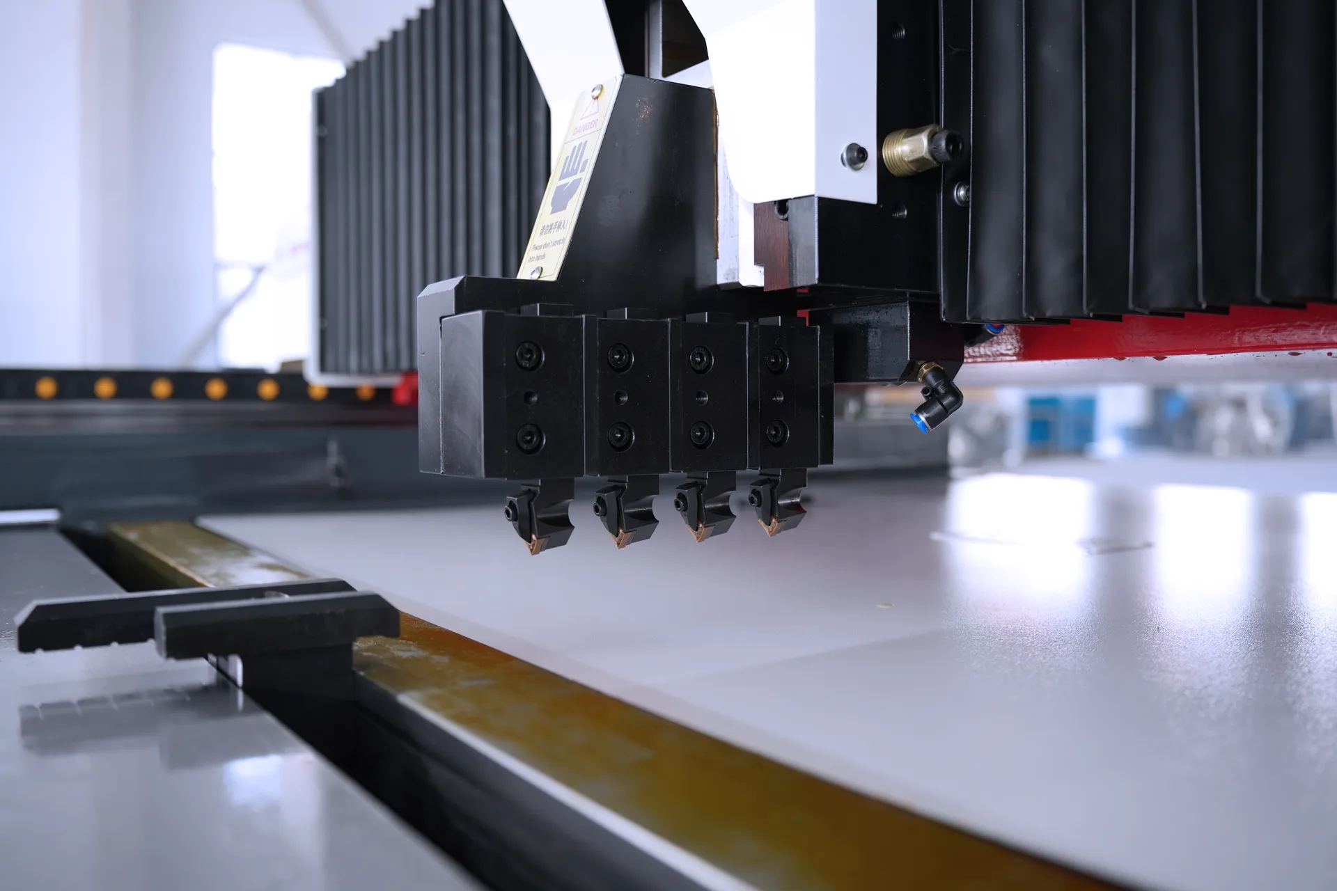 V Grooving Machine for Sheet Metal, Horizontal V Grooving Machine, RAS-1250X3200 - Pictures 11 High-Precision V Grooving Rails