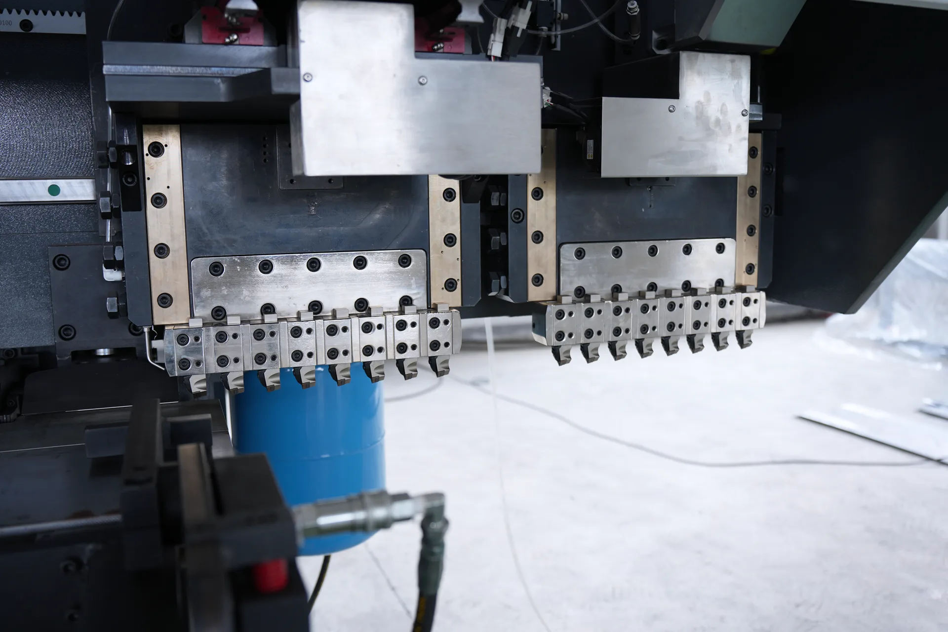 7-Axis Vertical V Grooving Machine with Double Rails HRK-1500X4200 - Pictures 12 High-Precision V Grooving with Double Rails
