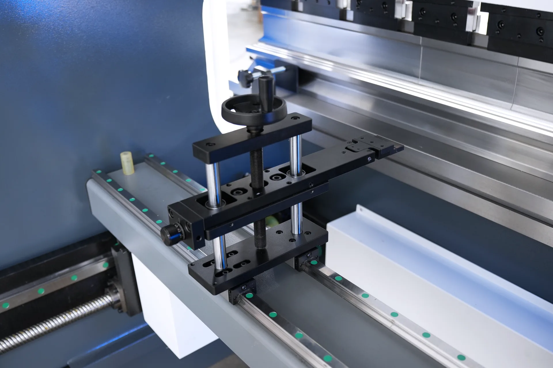 WC67K-125T2500 Hydraulic Press Brake with E21 Control - Pictures 15 Hight-Precision fine-tuning back finger stoper
