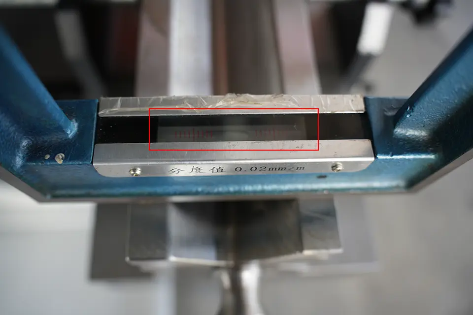 NC press brake with E21 installation - I - Pictures 9 Horizontal rulers should be placed vertically at both ends of the press brake workbench