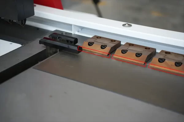 Horizontal V Groover Machine Operation Tutorial - II - Pictures 15 Hydraulic pliers clamp metal sheet