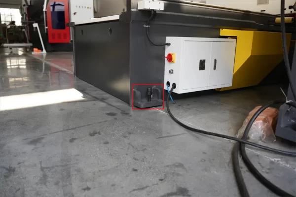 Horizontal V Groover Machine Installation Tutorial - I - Pictures 8 KRRASS V groove machine Leveling Bolt (right back)
