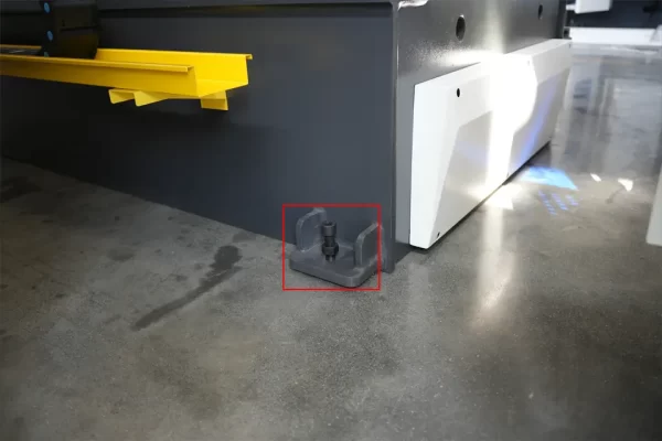 Horizontal V Groover Machine Installation Tutorial - I - Pictures 6 KRRASS V groove machine Leveling Bolt (right front)