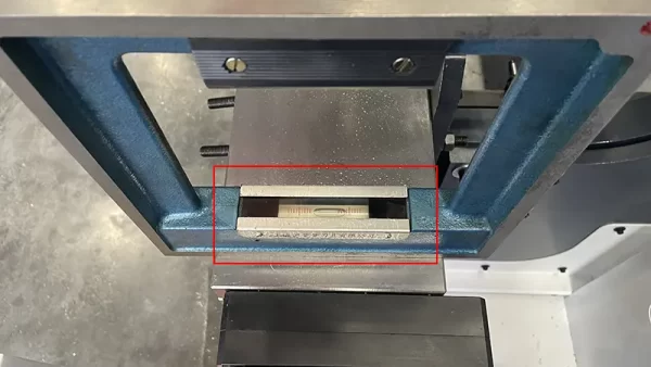 DELEM DA53T china press brake installation - I - Pictures 9 Horizontal rulers should be placed vertically at both ends of the press brake workbench