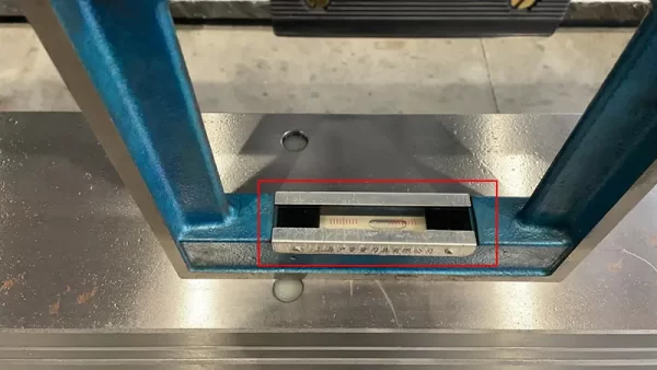 DELEM DA53T china press brake installation - I - Pictures 8 A level ruler should be placed horizontally in the middle of the press brake workbench
