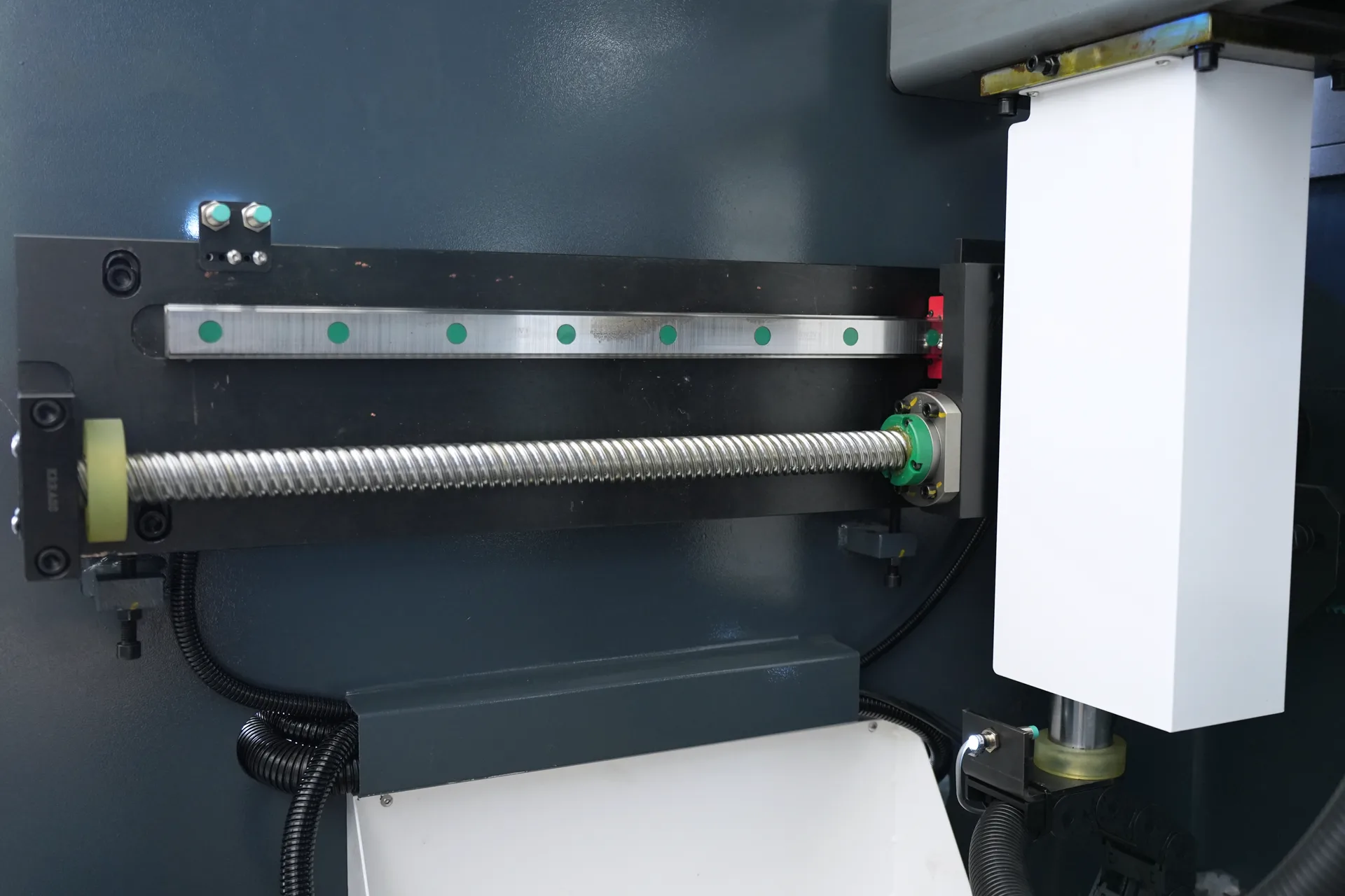 Press Brake Machine MB8-50T1600 4+1 Axis With DELEM DA53T controller - Pictures 16 Press Brake Machine MB8-50T1600 4+1 Axis With DELEM DA53T controller - liftable backgauge