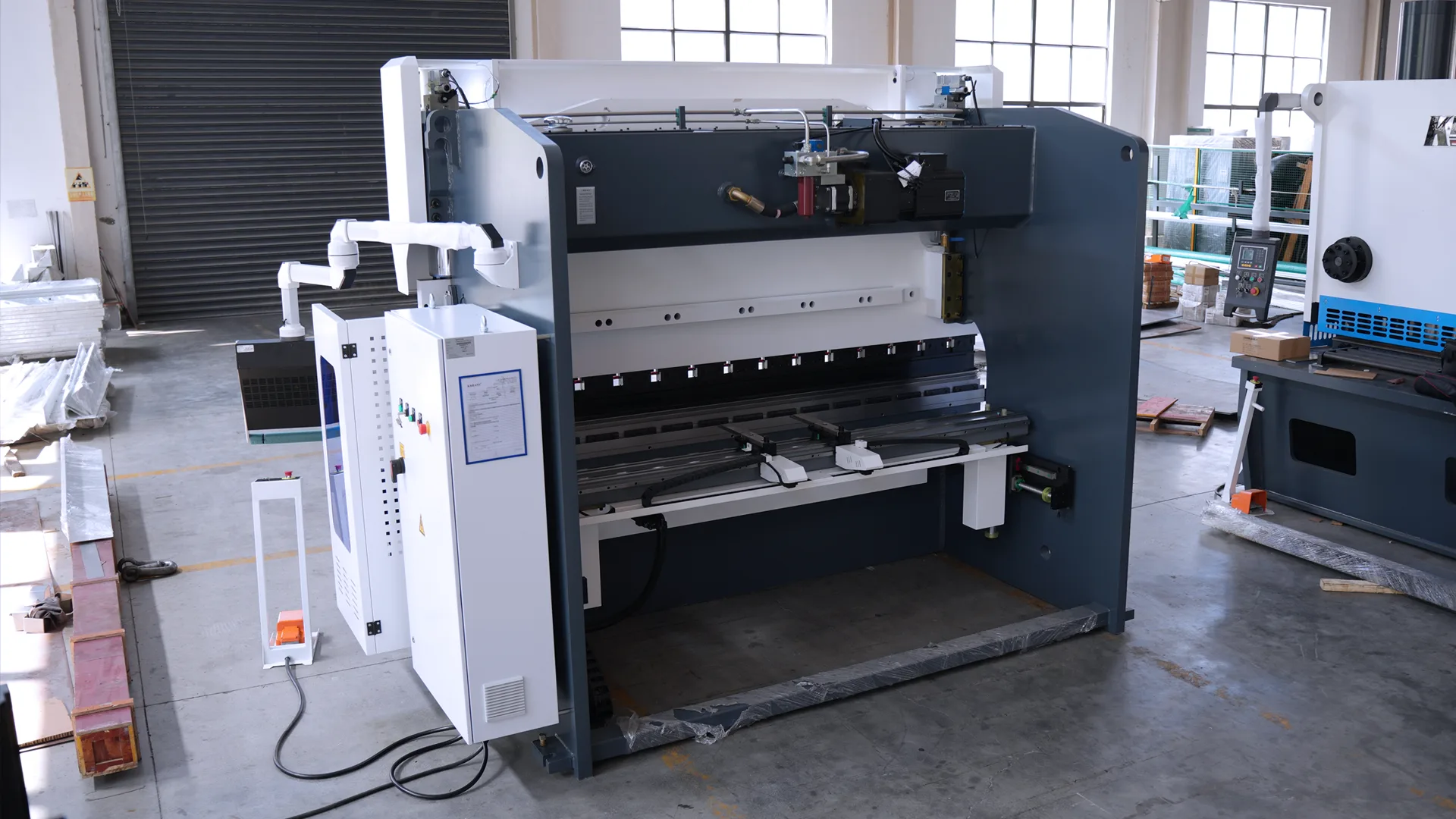 What is hybrid press brake? - Pictures 8 Main Motor Servo CNC Press Brake PBS-175T3200