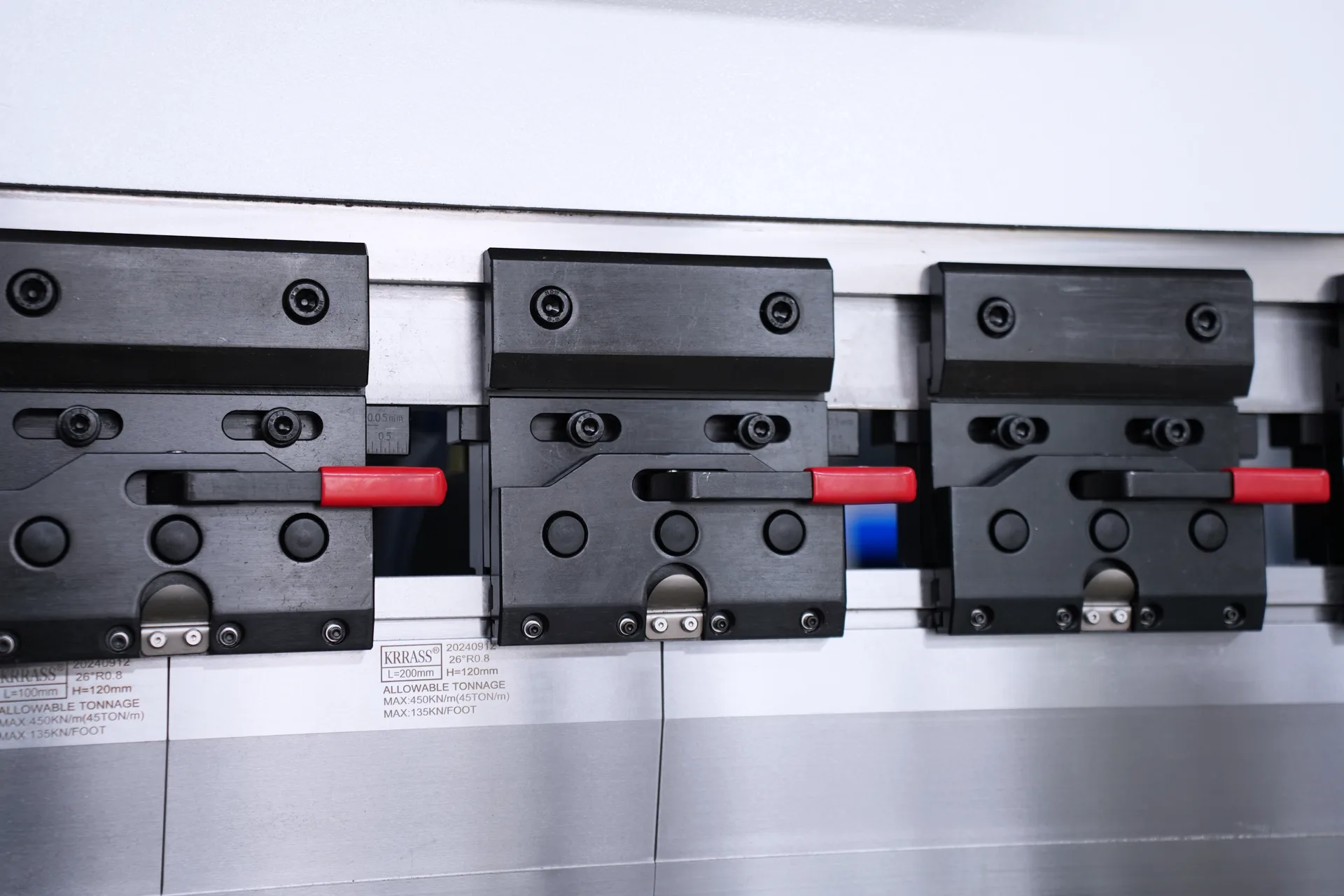 WC67K Series Press Brake with E21 Control, WC67K-200T3200 NC Press Brake - Pictures 15 WC67K Series Press Brake with E21 Control, WC67K-200T3200 NC Press Brake - manual upper tool clamping