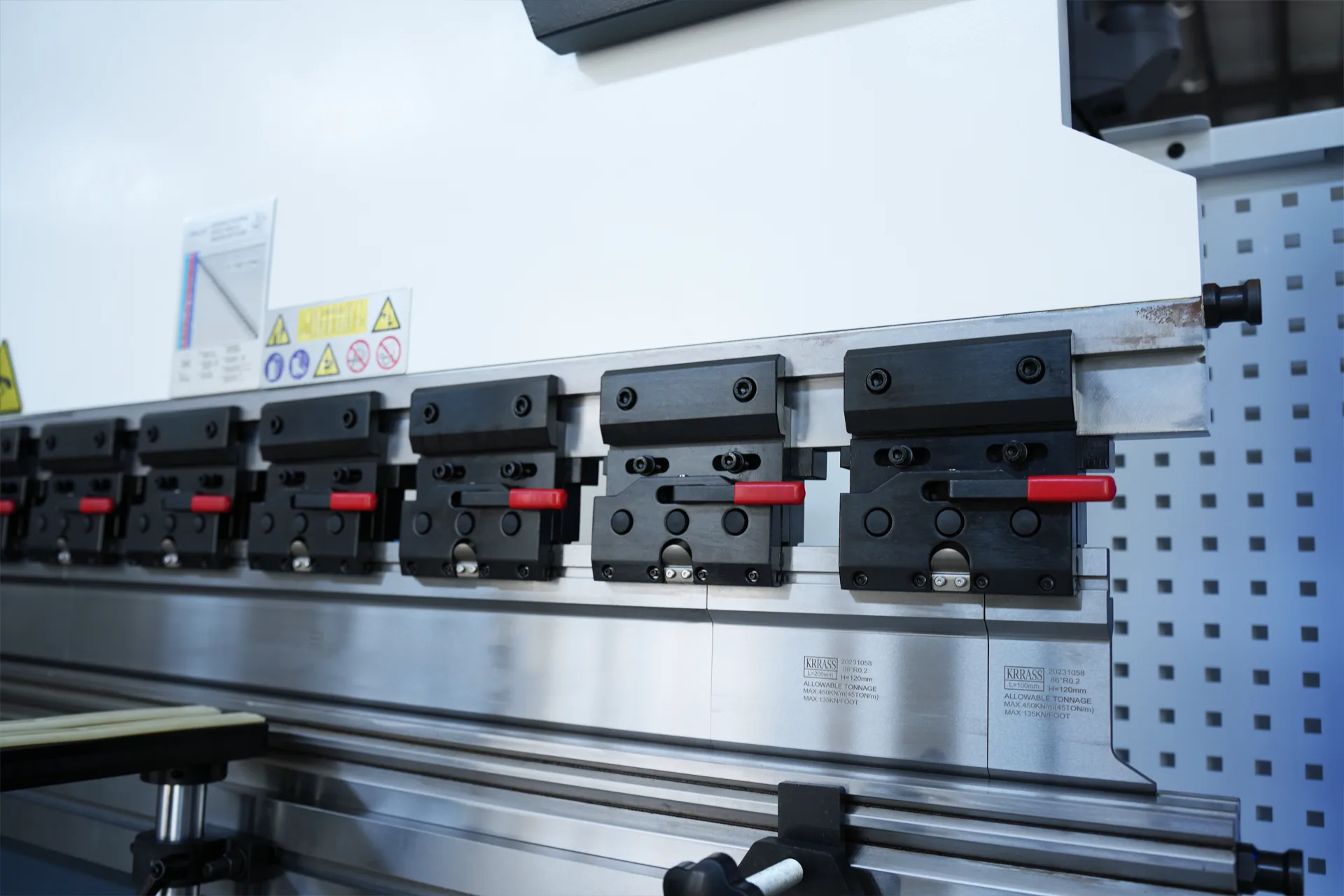 WC67K-80T2500 NC Press Brake with E21 Control,Sheet Metal Hydraulic Press Brake - Pictures 15 WC67K-80T2500 NC Press Brake with E21 Control,Sheet Metal Hydraulic Press Brake - manual upper tool clamping
