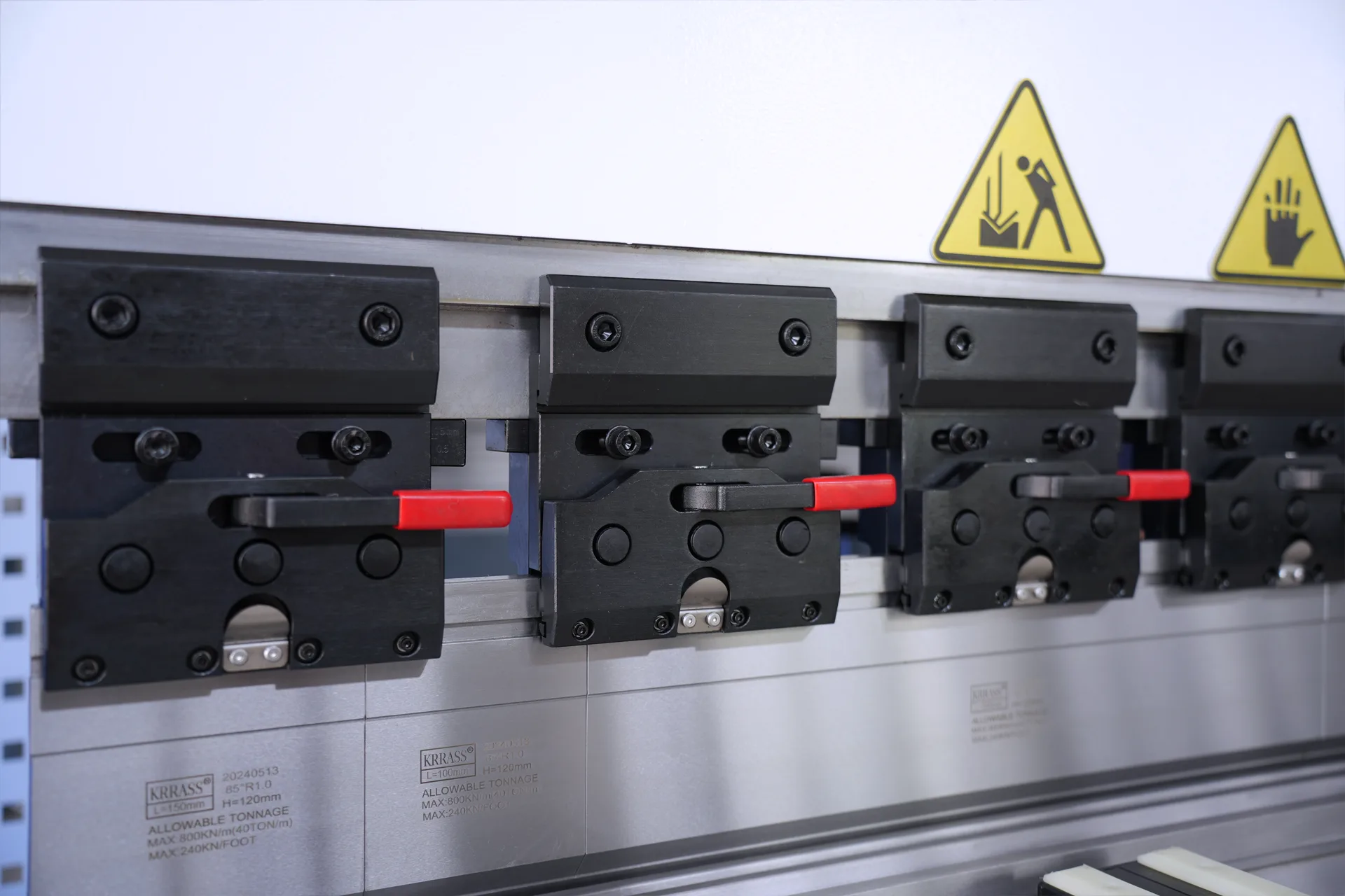 WC67K-125T2500 Hydraulic Press Brake with E21 Control - Pictures 14 Manual Upper Tool Clamping