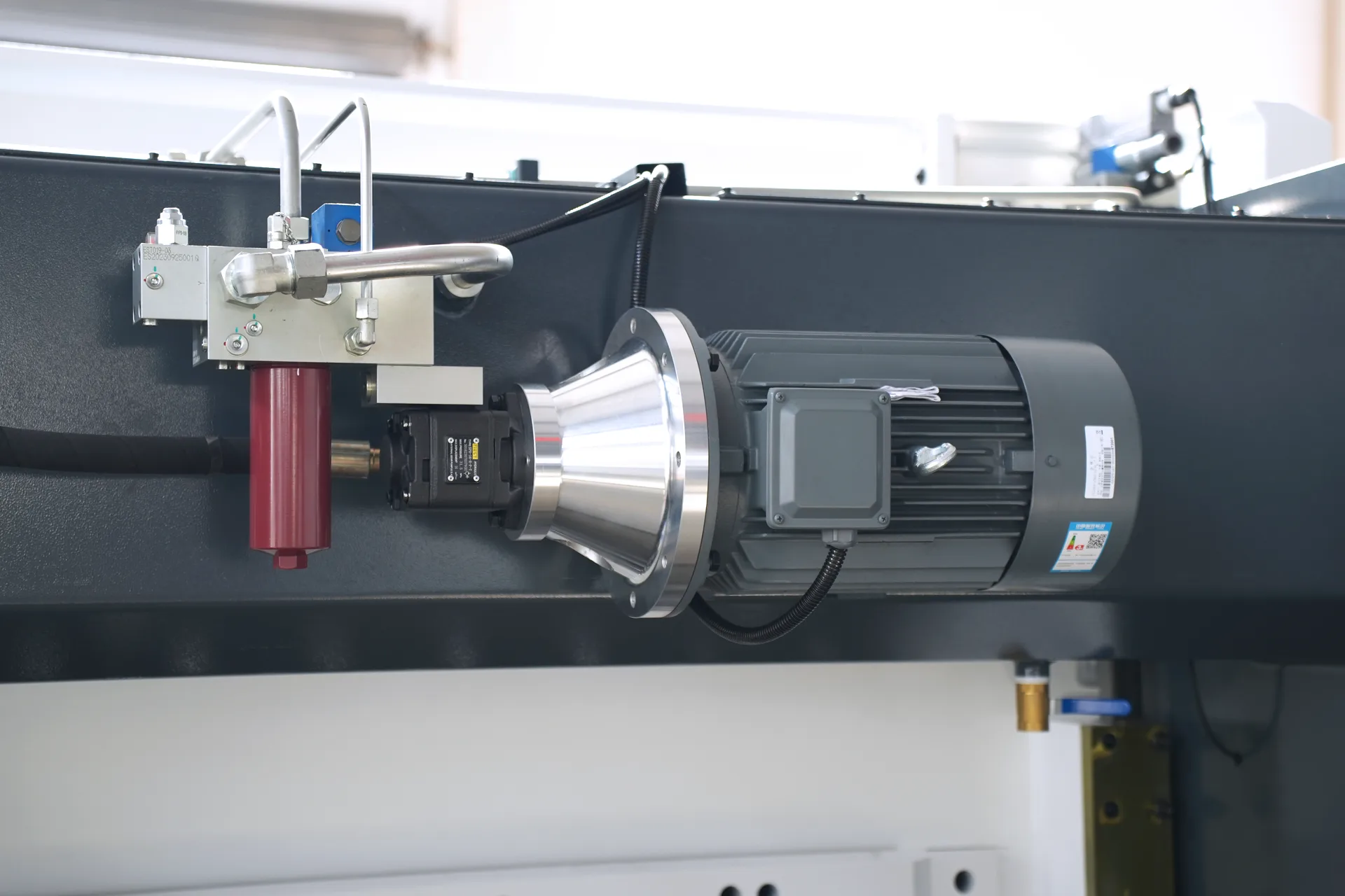 CNC Press Brake MB8-110T3200 4+1 Axis With DELEM DA53T controller - Pictures 14 German Siemens Main Motor