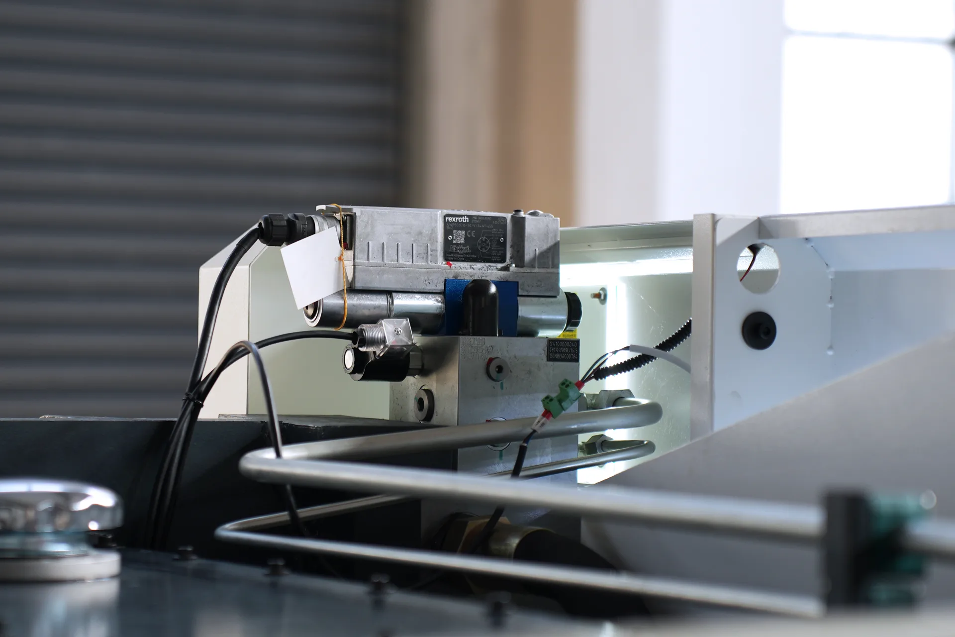 CNC Press Brake MB8-110T3200 4+1 Axis With DELEM DA53T controller - Pictures 15 Rexroth Proportional Valve