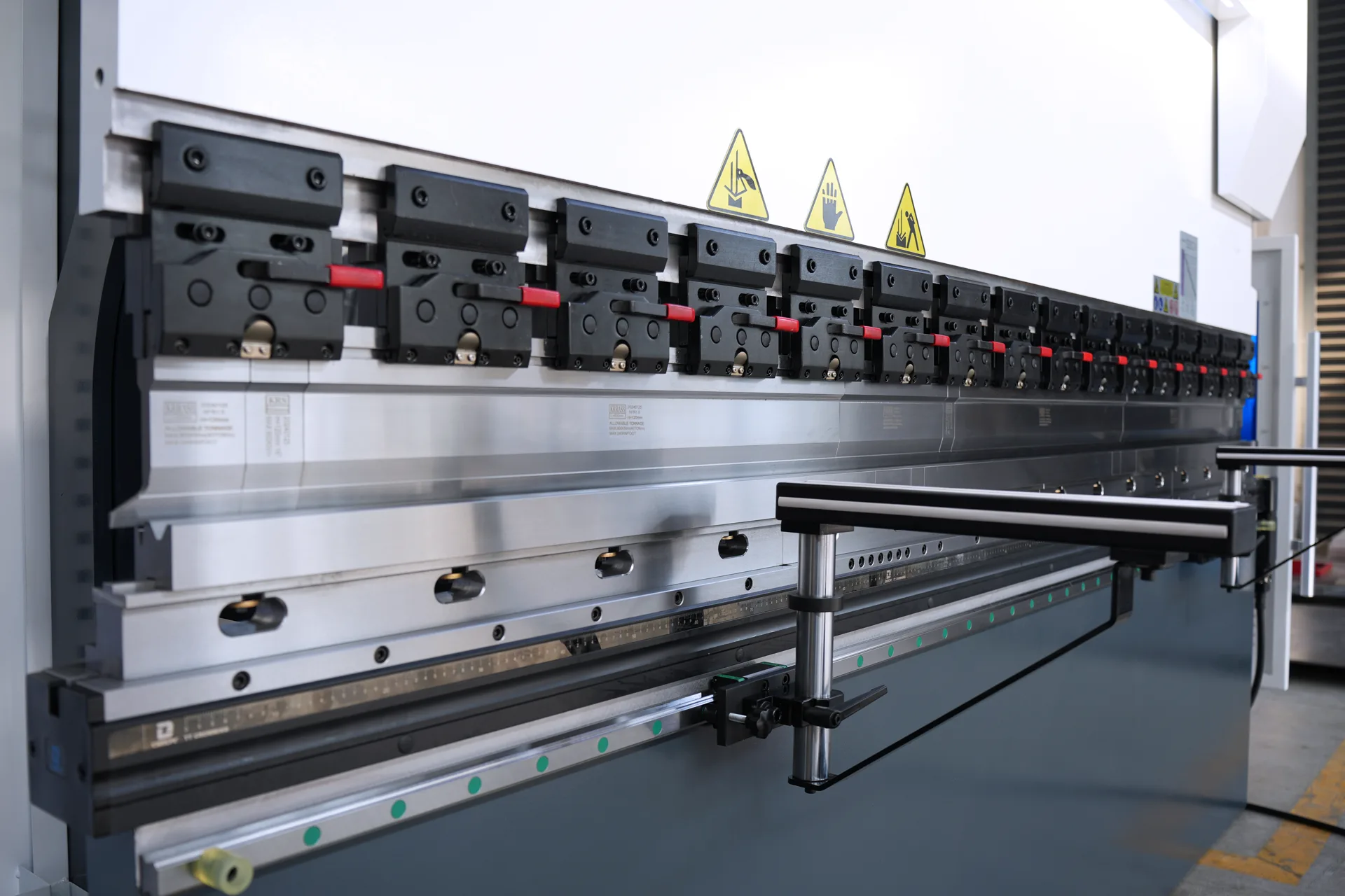 CNC Press Brake MB8-110T3200 4+1 Axis With DELEM DA53T controller - Pictures 17 Segmented Bending Toolings