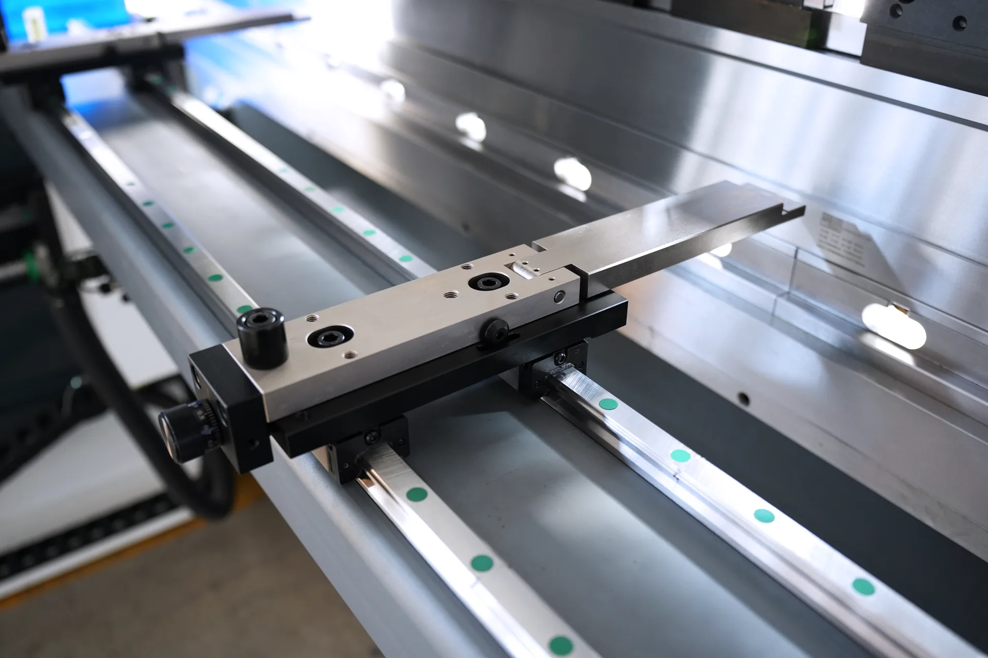 CNC Press Brake MB8-110T3200 4+1 Axis With DELEM DA53T controller - Pictures 16 2-Axis Backgauge with X, R-Axis