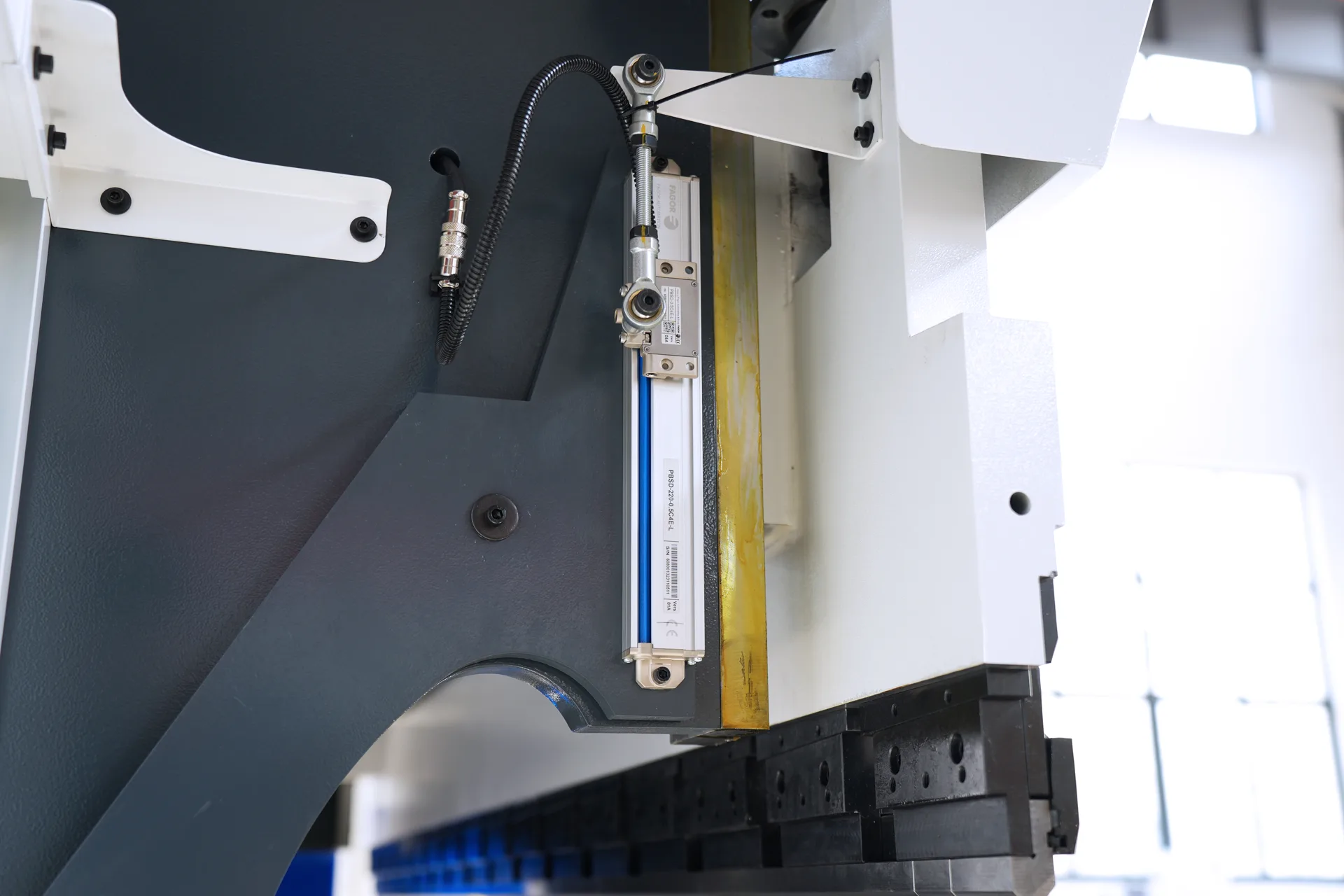 CNC Press Brake MB8-110T3200 4+1 Axis With DELEM DA53T controller - Pictures 12 Fagor Grating Ruler