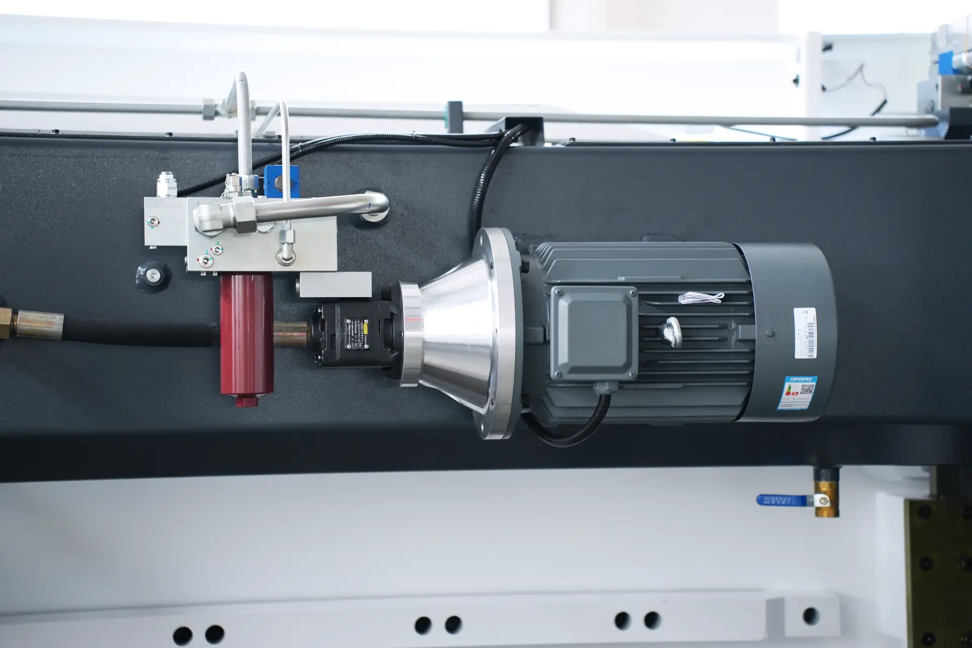 CNC Press Brake MB8-110T3200 3+1 Axis With DELEM DA53T controller - Pictures 14 German Siemens Main Motor