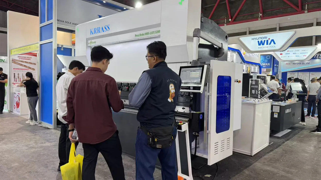 Table fiber laser cutting machines shine at Indonesian exhibition - Pictures 5 MB8-110T3200 with DA-53Tx CNC Press Brake