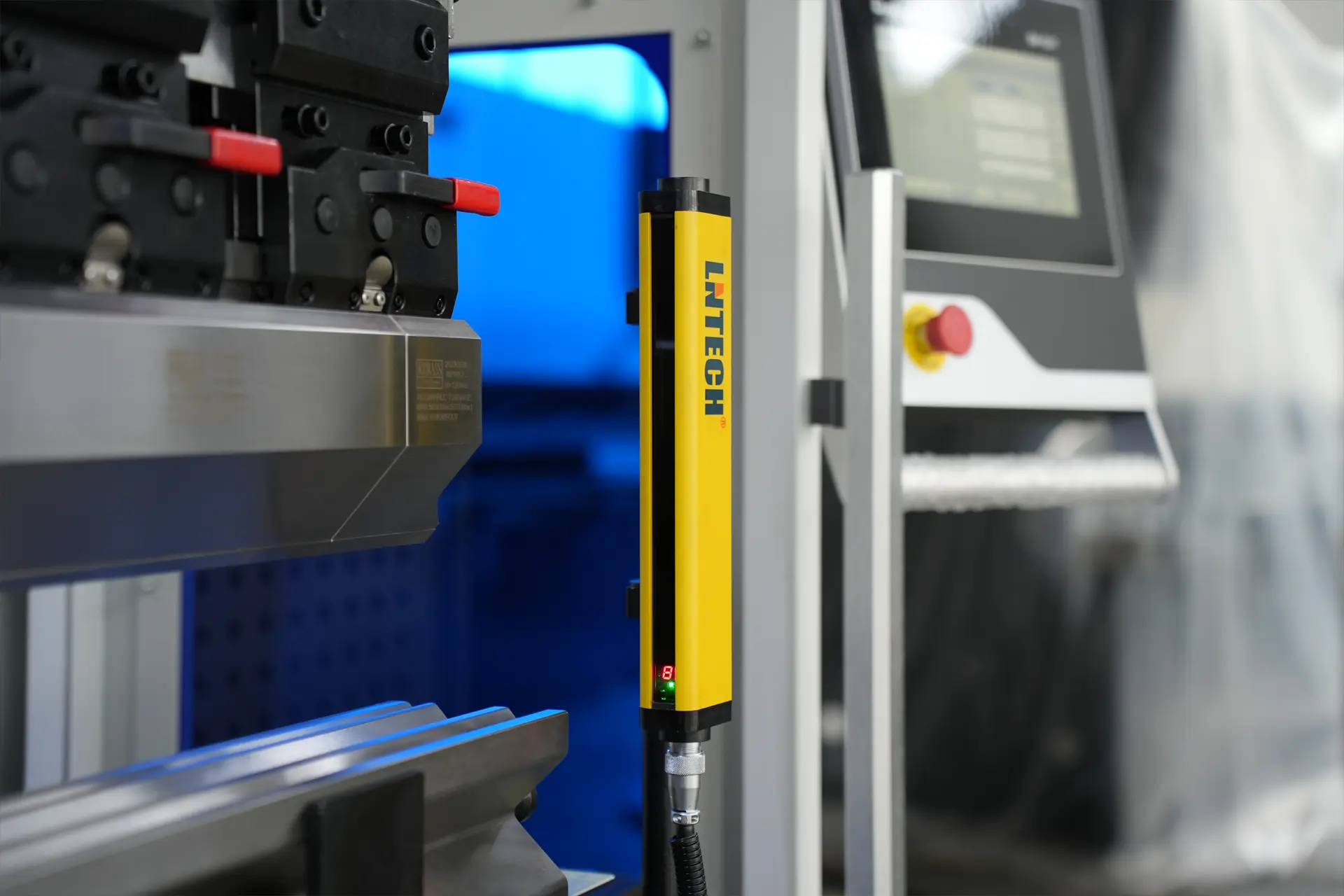 MB8 175T3200 6+1 Axis with DA-53T Photoelectric safety protection system