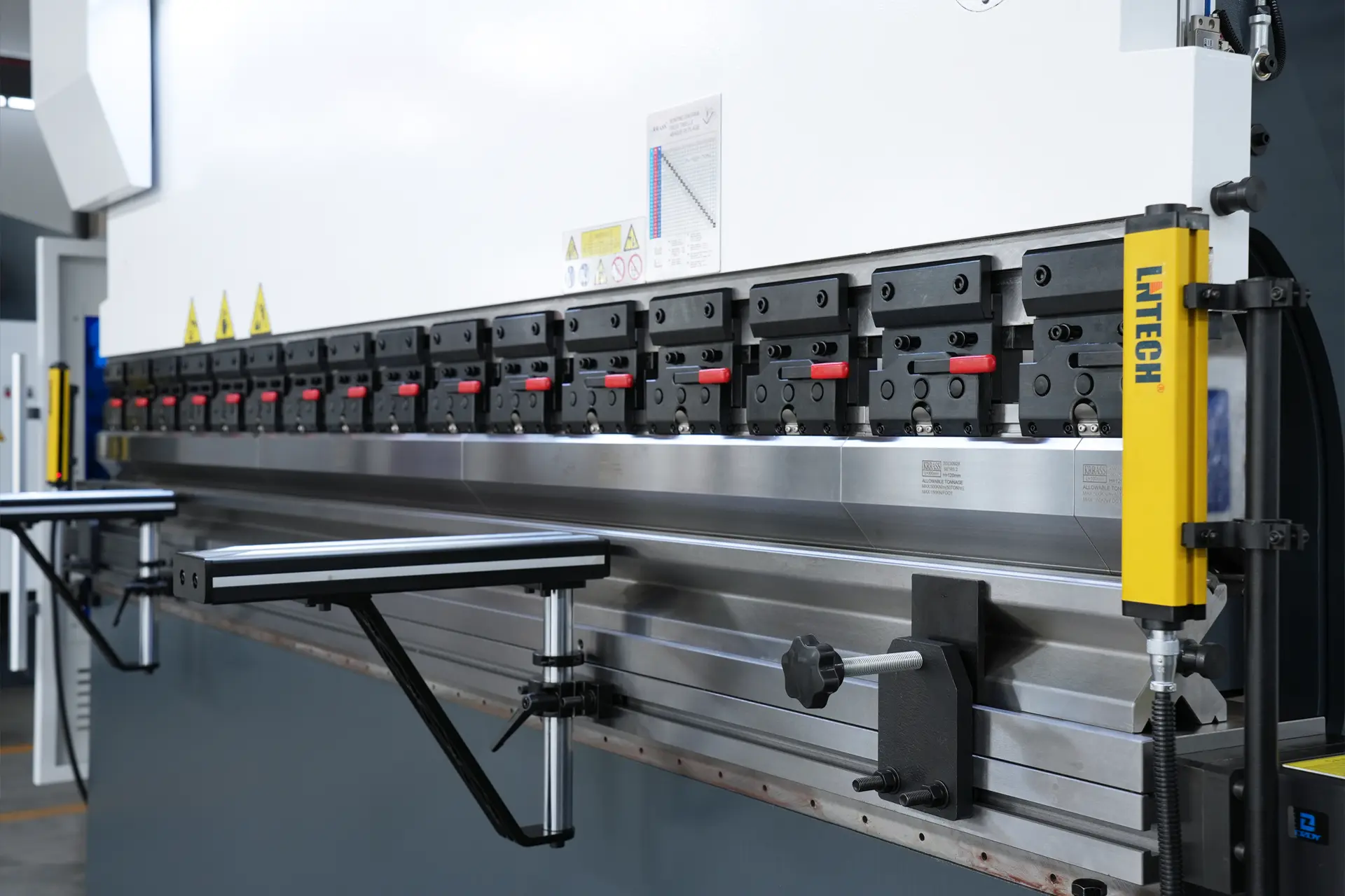 MB8 175T3200 6+1 Axis with DA-53T Segmented Bending Toolings
