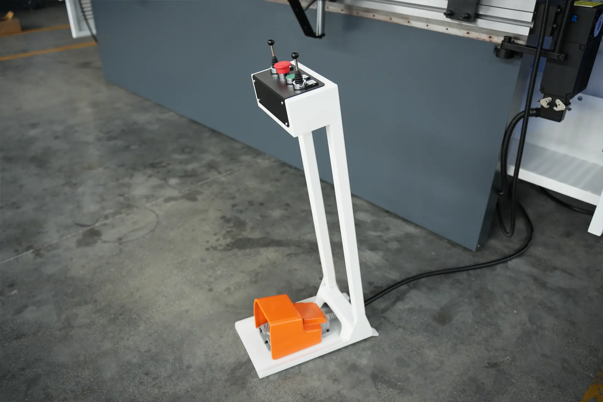 MB8 175T3200 6+1 Axis with DA-53T Pedal Switch