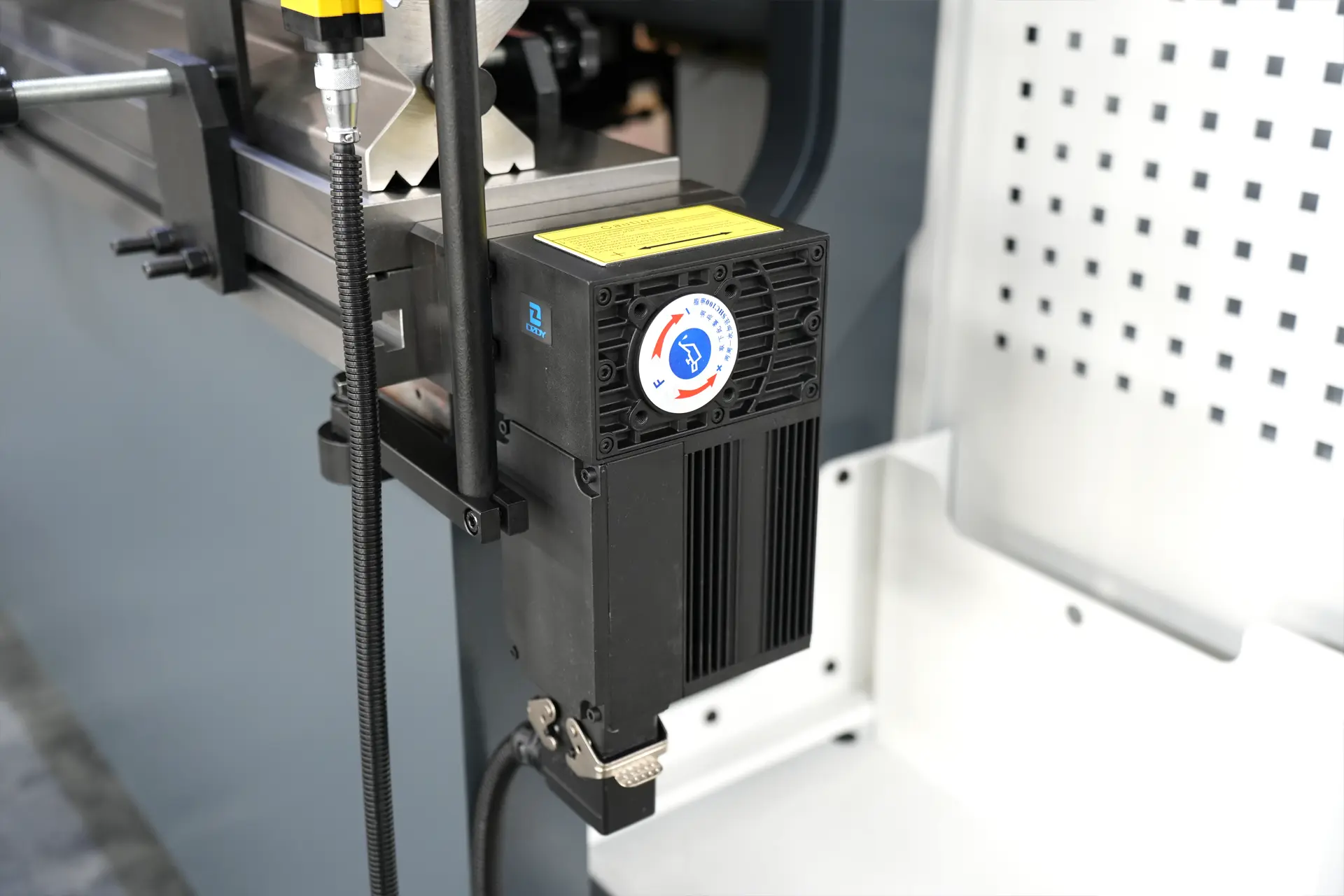 MB8 175T3200 6+1 Axis with DA-53T Electric Crowning System