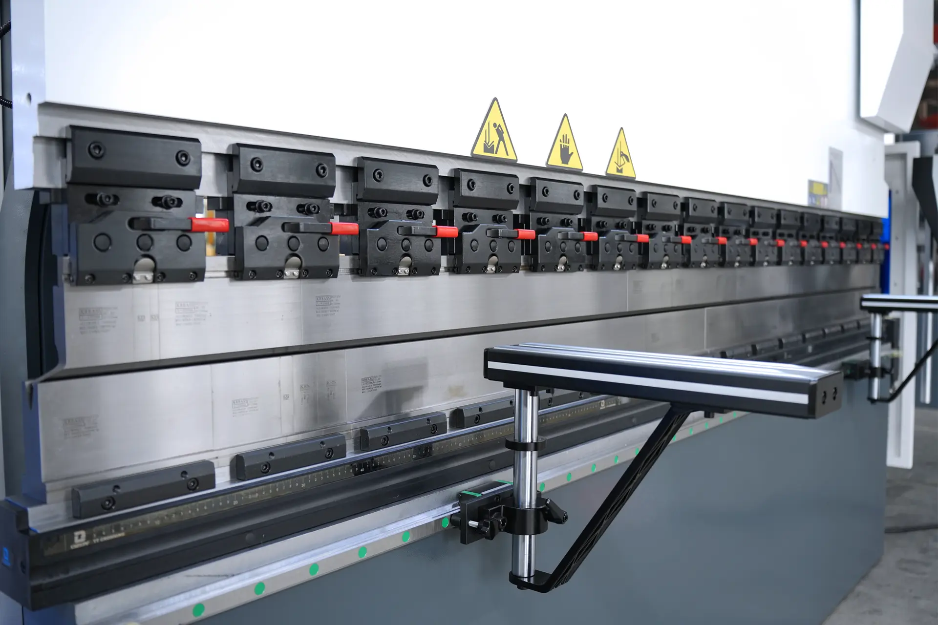 10ft Sheet Metal Press Brake Machine for Sale, 5-Axis Back Gauge Press Brake - Pictures 17 Segmented Bending Toolings