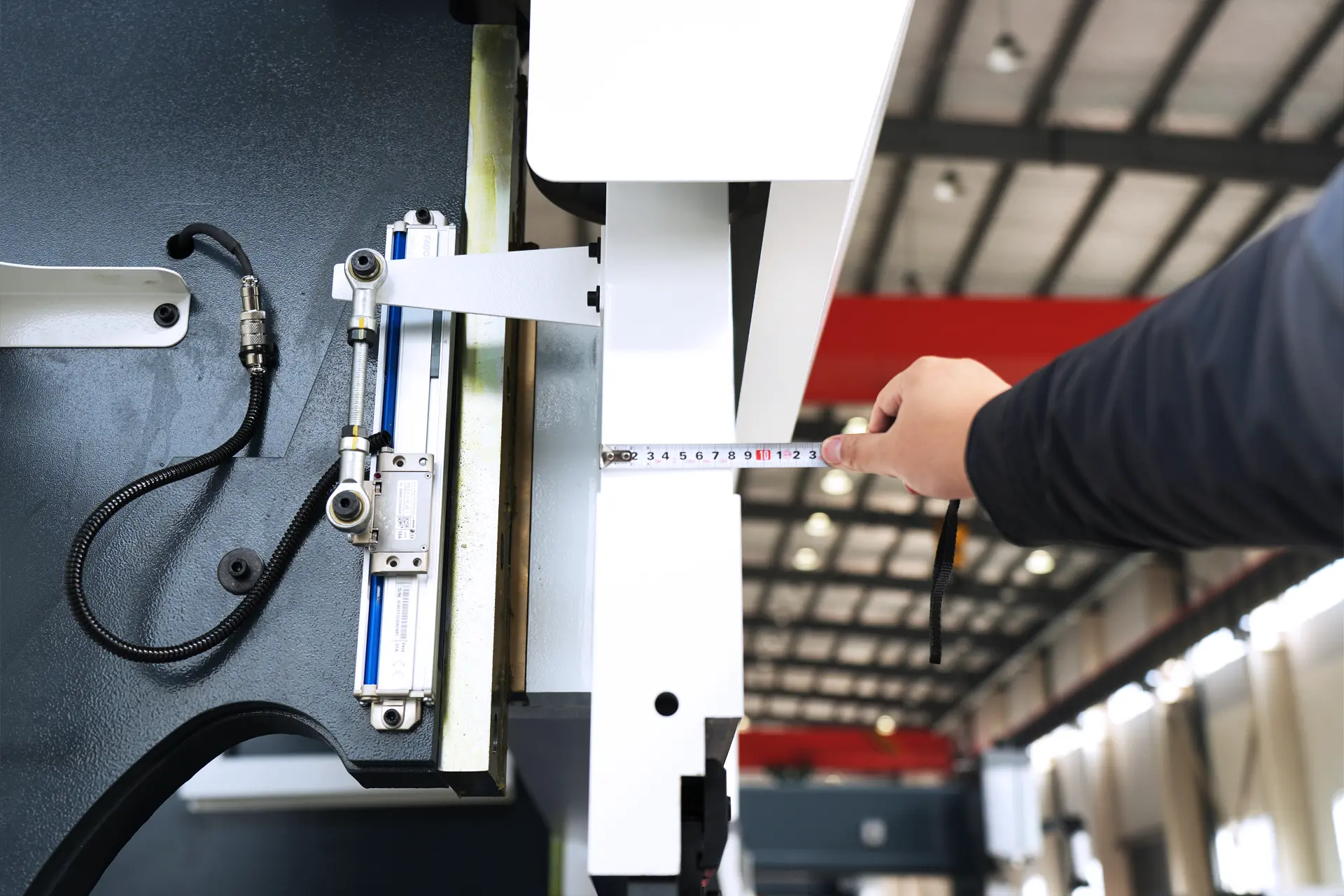 10ft Sheet Metal Press Brake Machine for Sale, 5-Axis Back Gauge Press Brake - Pictures 21 Thickness of slider(80mm)
