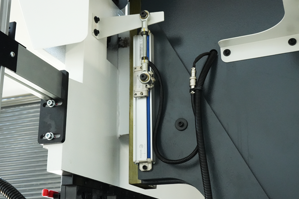 MB8-80T2500 DELEM DA66T 6+1 Axis CNC Press Brake, Sheet Metal Bending Machine - Pictures 12 MB8-80T2500 with DA66T Fagor Grating Ruler